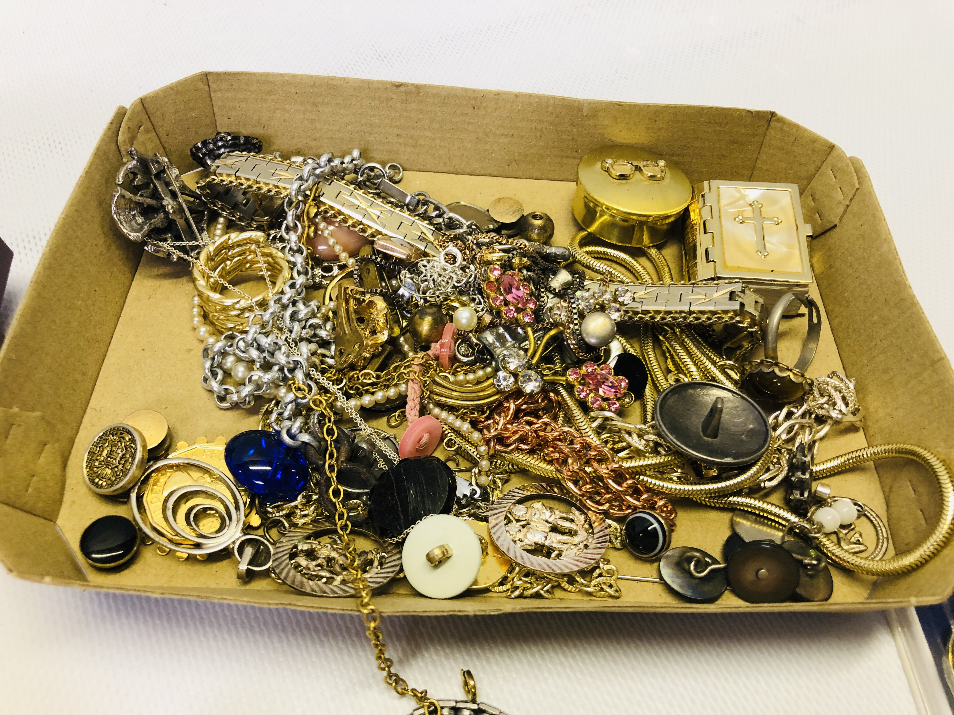 TIN OF ASSORTED VINTAGE COSTUME JEWELLERY TO INCLUDE BROOCHES, NECKLACES, - Image 4 of 9