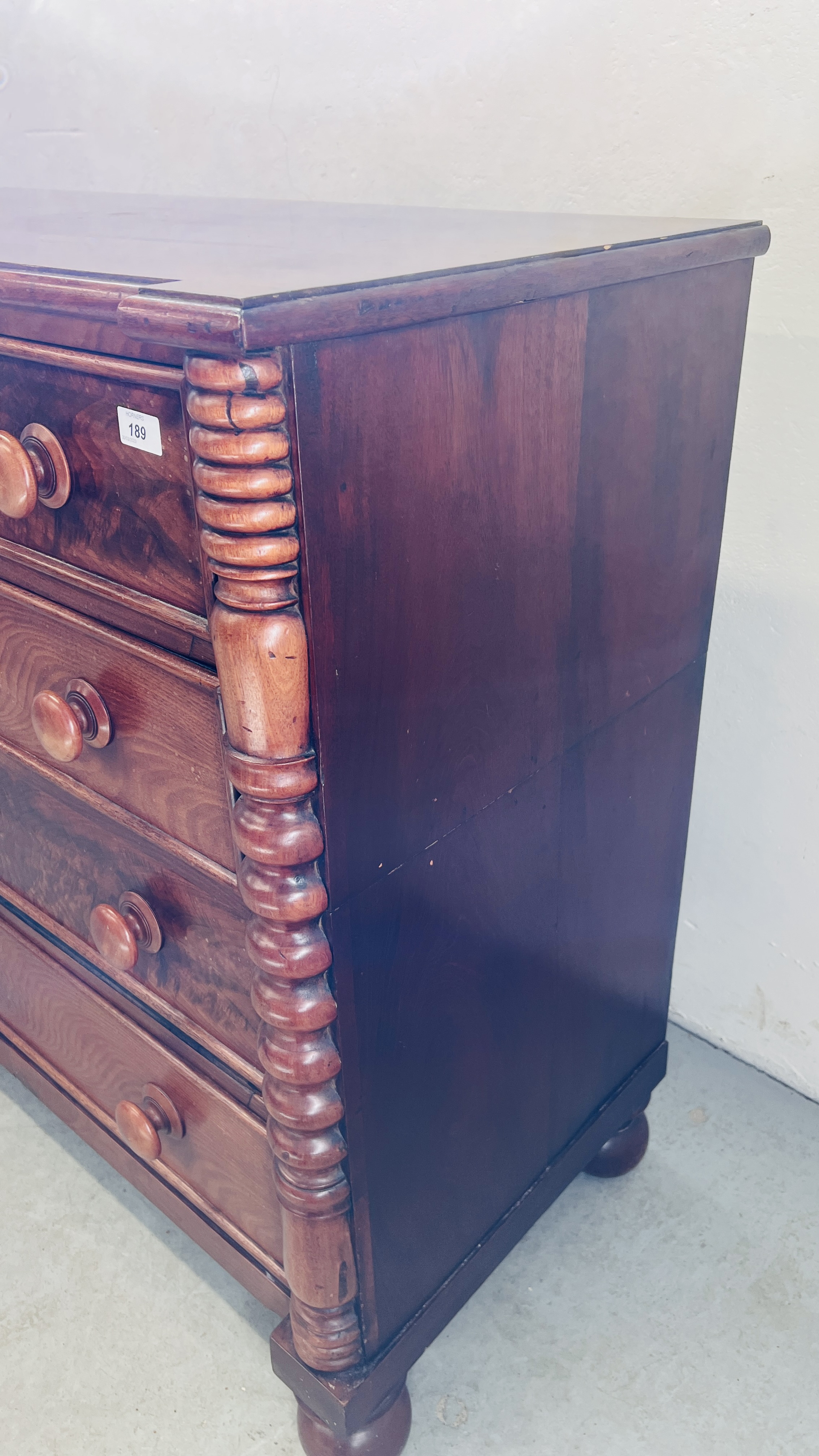 A VICTORIAN MAHOGANY FOUR DRAWER CHEST WITH SPLIT TURNED DETAIL W 106CM, D 51CM, H 98CM. - Image 8 of 12