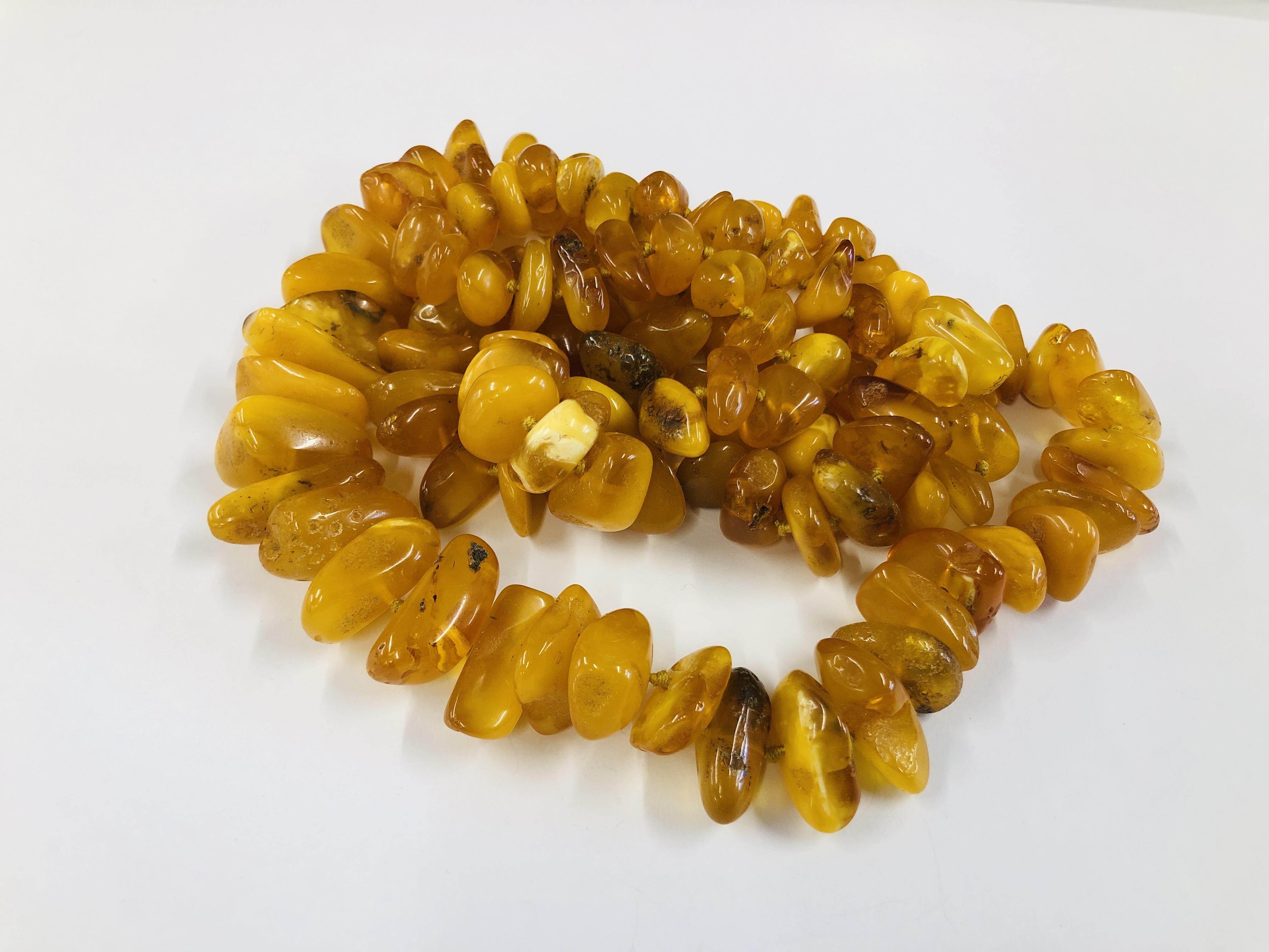 AN IMPRESSIVE STRAND OF POLISHED AMBER L 106CM.