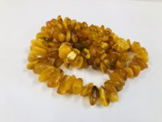 AN IMPRESSIVE STRAND OF POLISHED AMBER L 106CM.