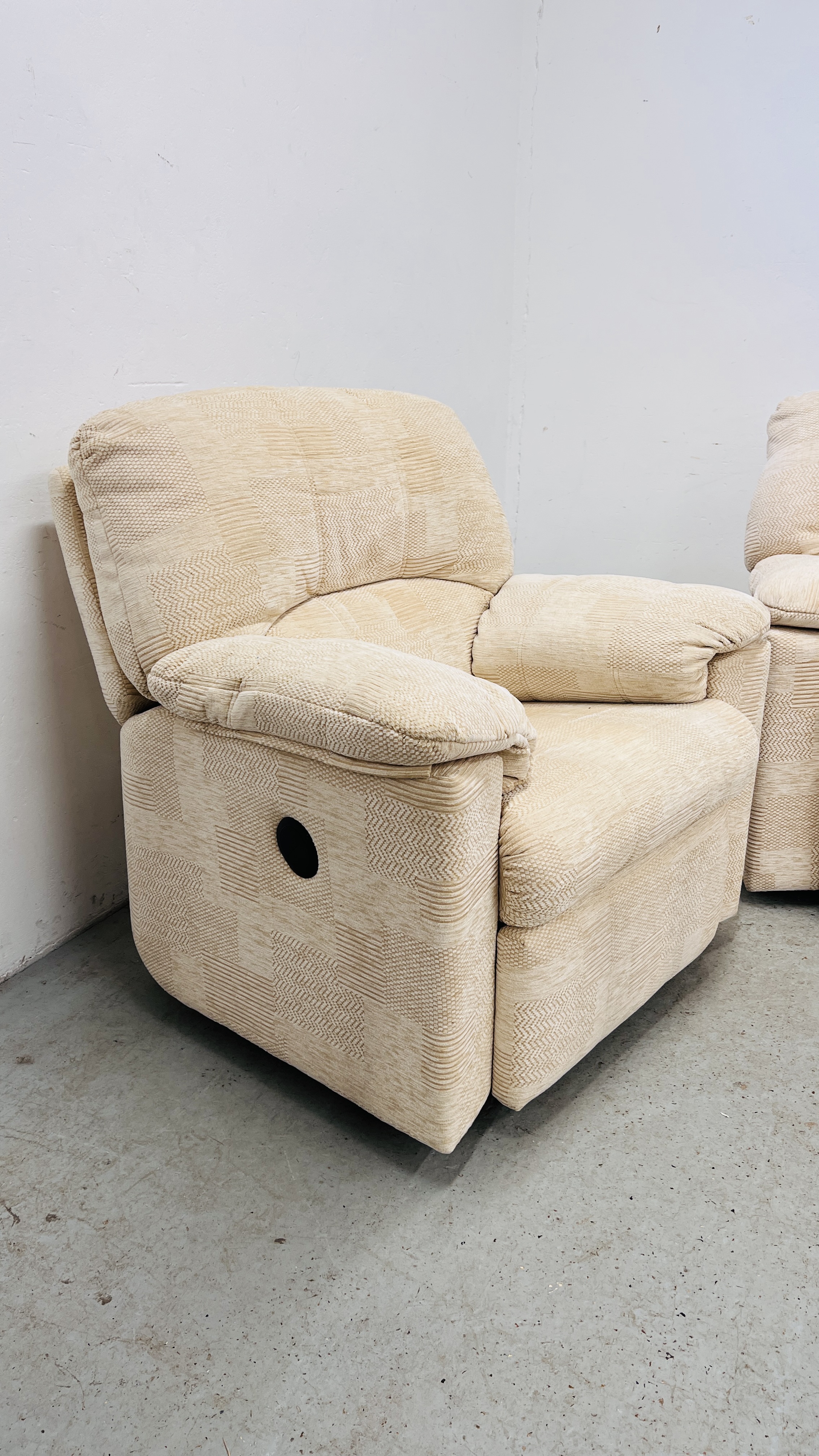 A GOOD QUALITY G PLAN OATMEAL UPHOLSTERED 3 PIECE SUITE COMPRISING OF 2 SEATER SOFA AND 2 ARM - Image 5 of 17