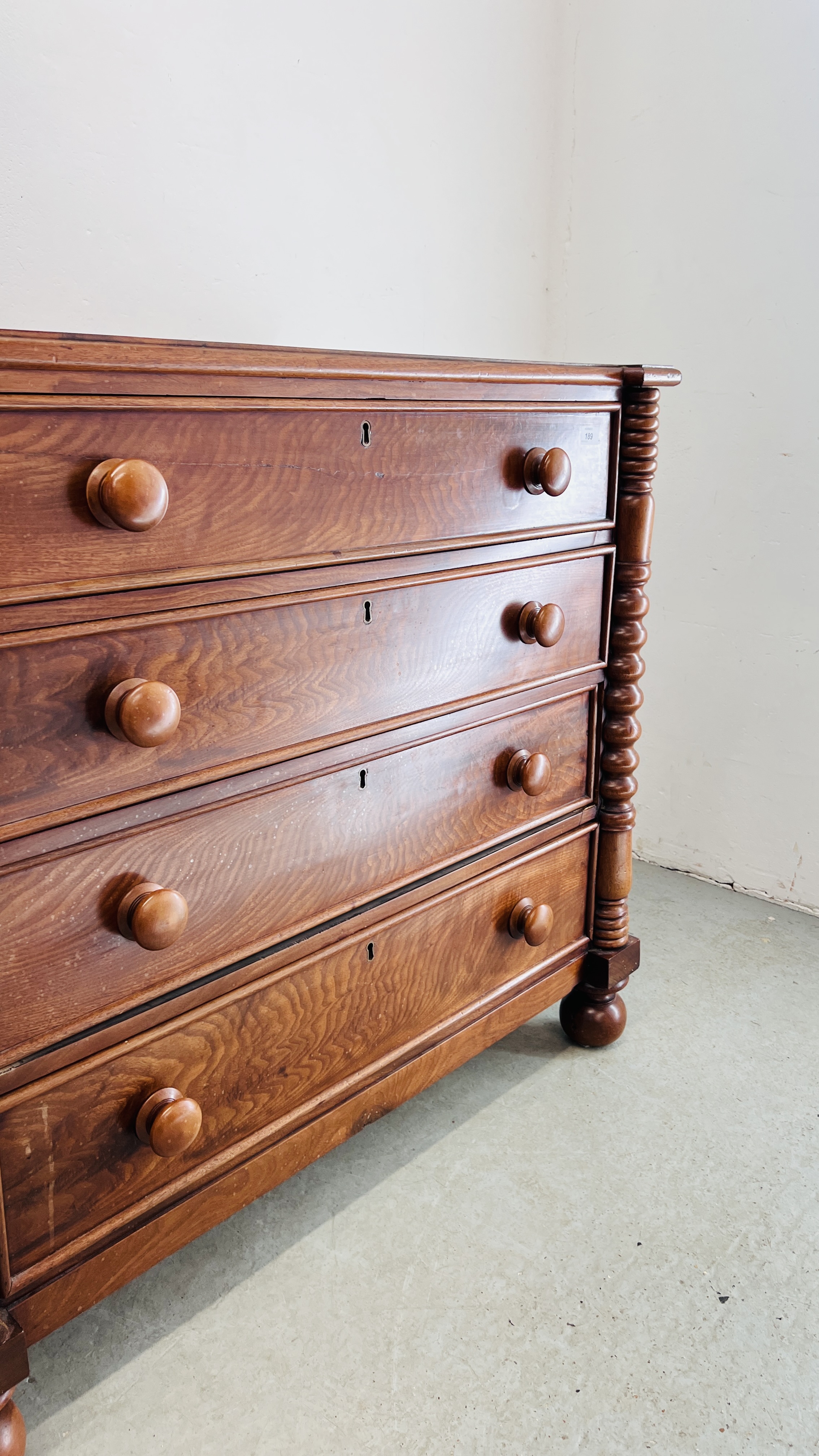 A VICTORIAN MAHOGANY FOUR DRAWER CHEST WITH SPLIT TURNED DETAIL W 106CM, D 51CM, H 98CM. - Image 6 of 12