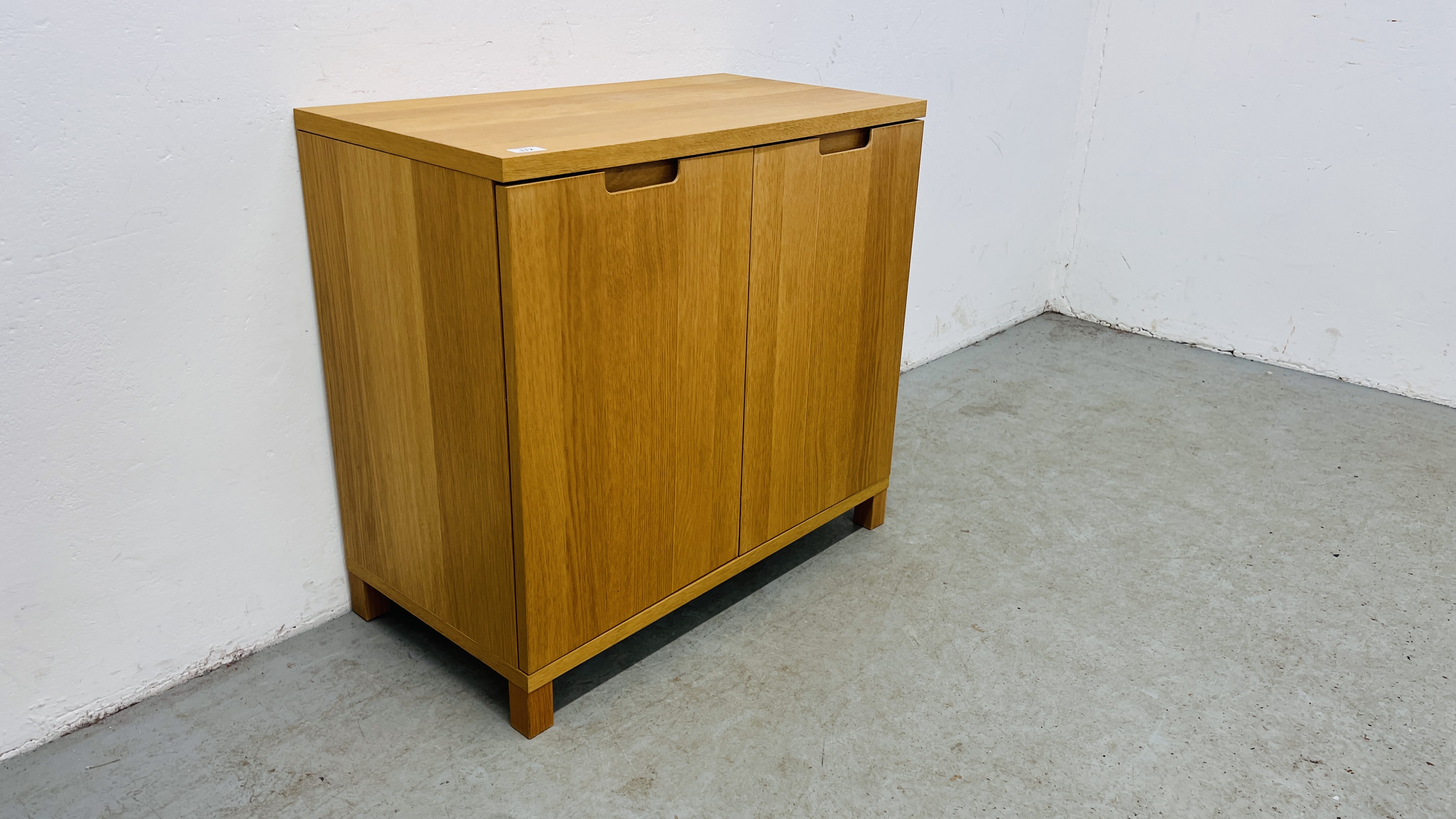 A MODERN LIGHT OAK FINISH TWO DOOR CABINET WITH SHELVED INTERIOR. - Image 6 of 9