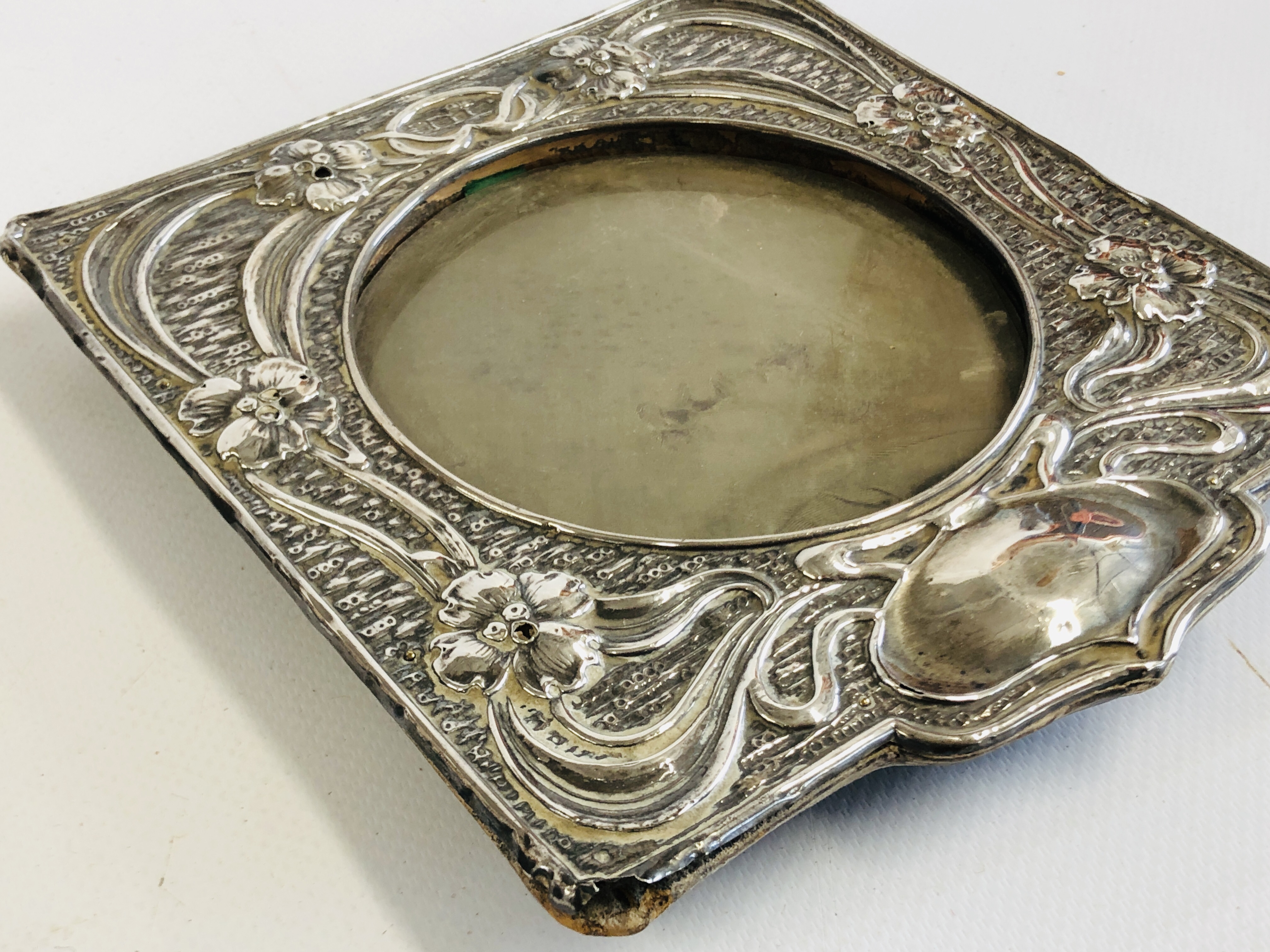 A GROUP OF FOUR ANTIQUE SILVER PHOTO FRAMES TO INCLUDE AN ART NOUVEAU EXAMPLE - Image 7 of 14