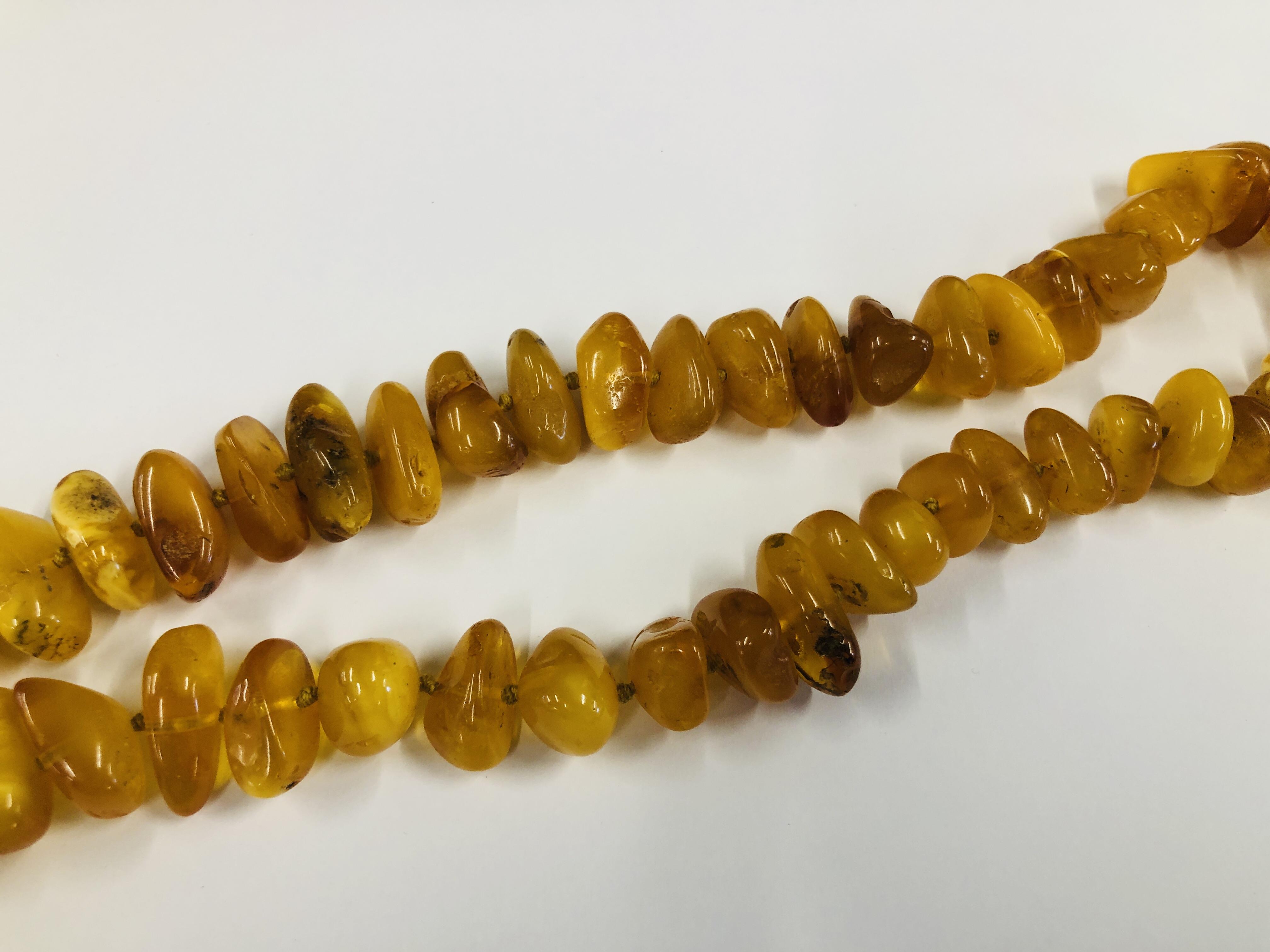 AN IMPRESSIVE STRAND OF POLISHED AMBER L 106CM. - Image 5 of 8