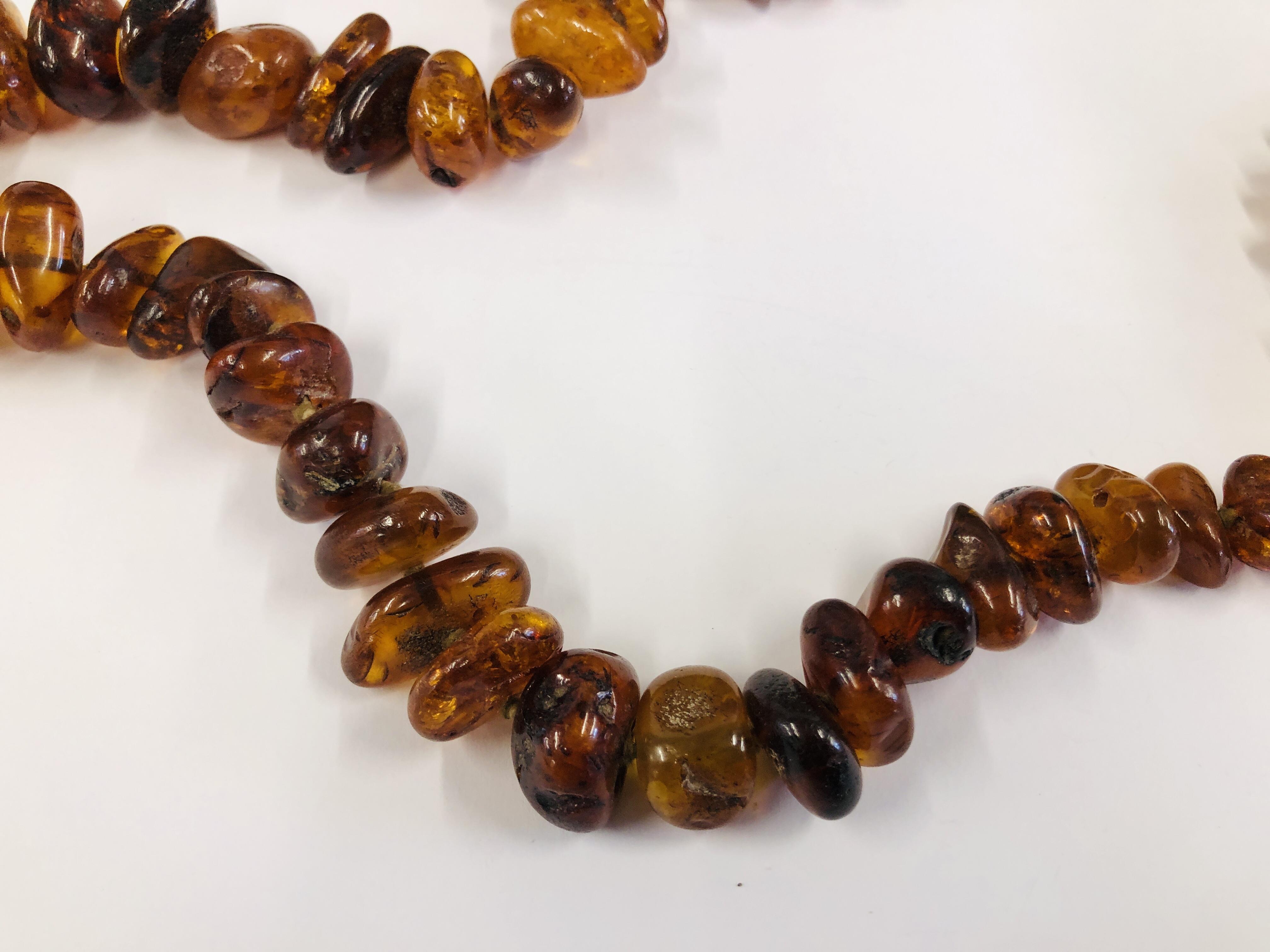 AN IMPRESSIVE STRAND OF POLISHED AMBER L 94CM. - Image 3 of 13