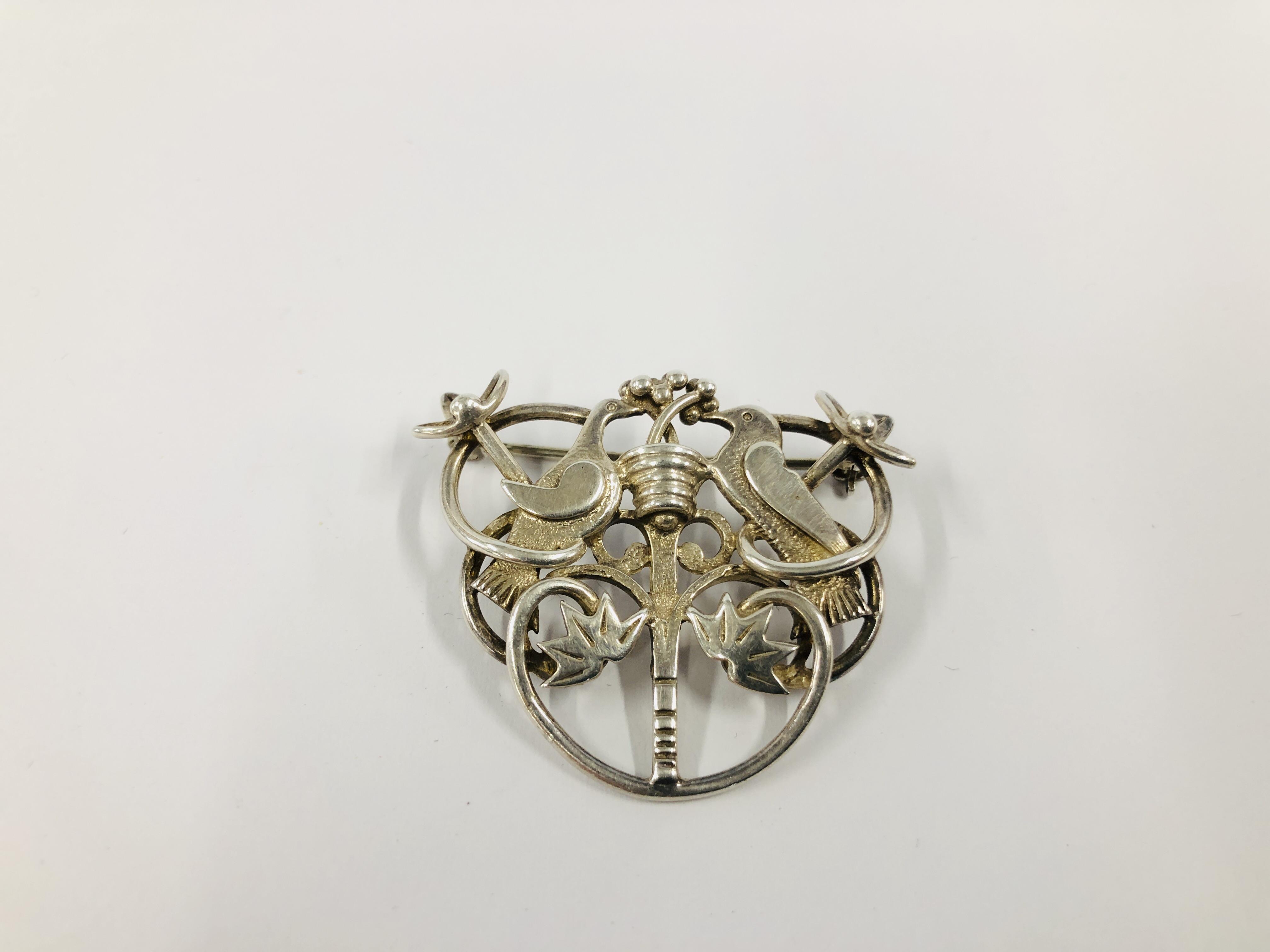 A VINTAGE DESIGNER SILVER BROOCH,