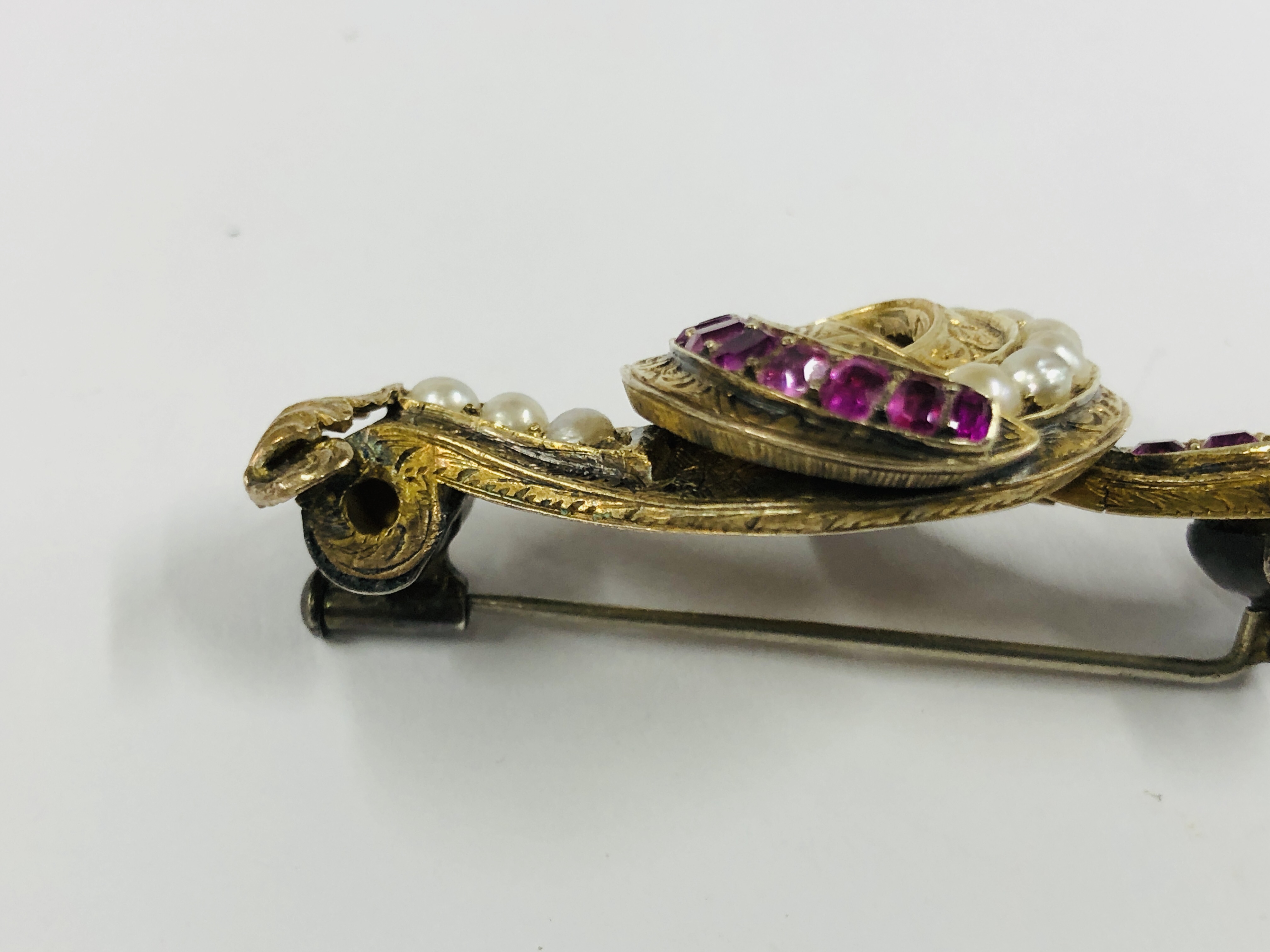 AN ANTIQUE GILT METAL PENDANT BROOCH SET WITH GARNETS & SEED PEARLS - L 5CM. - Image 8 of 11