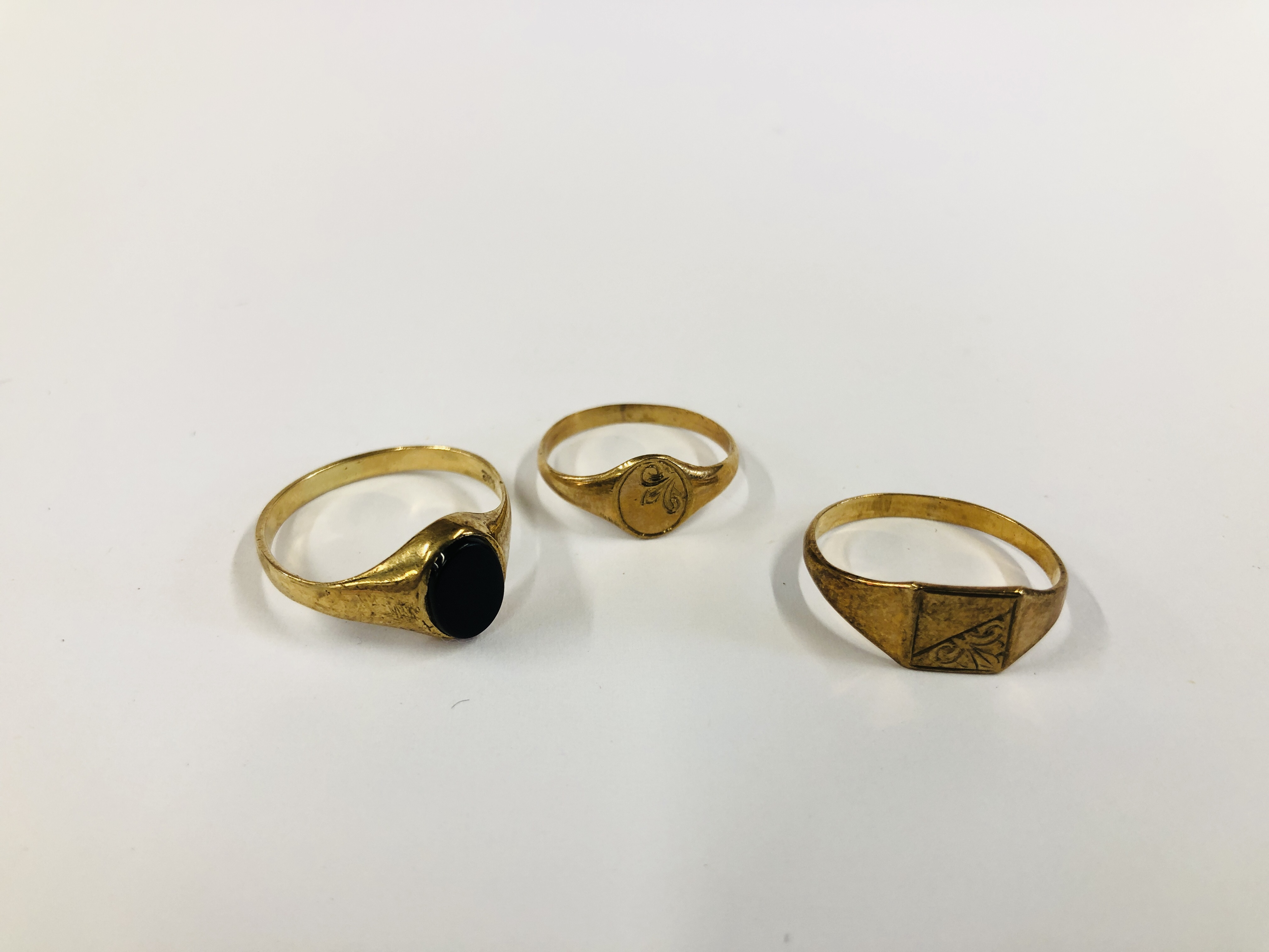 A GROUP OF 3 9CT GOLD RINGS TO INCLUDE A BLACK OVAL HARDSTONE EXAMPLE.