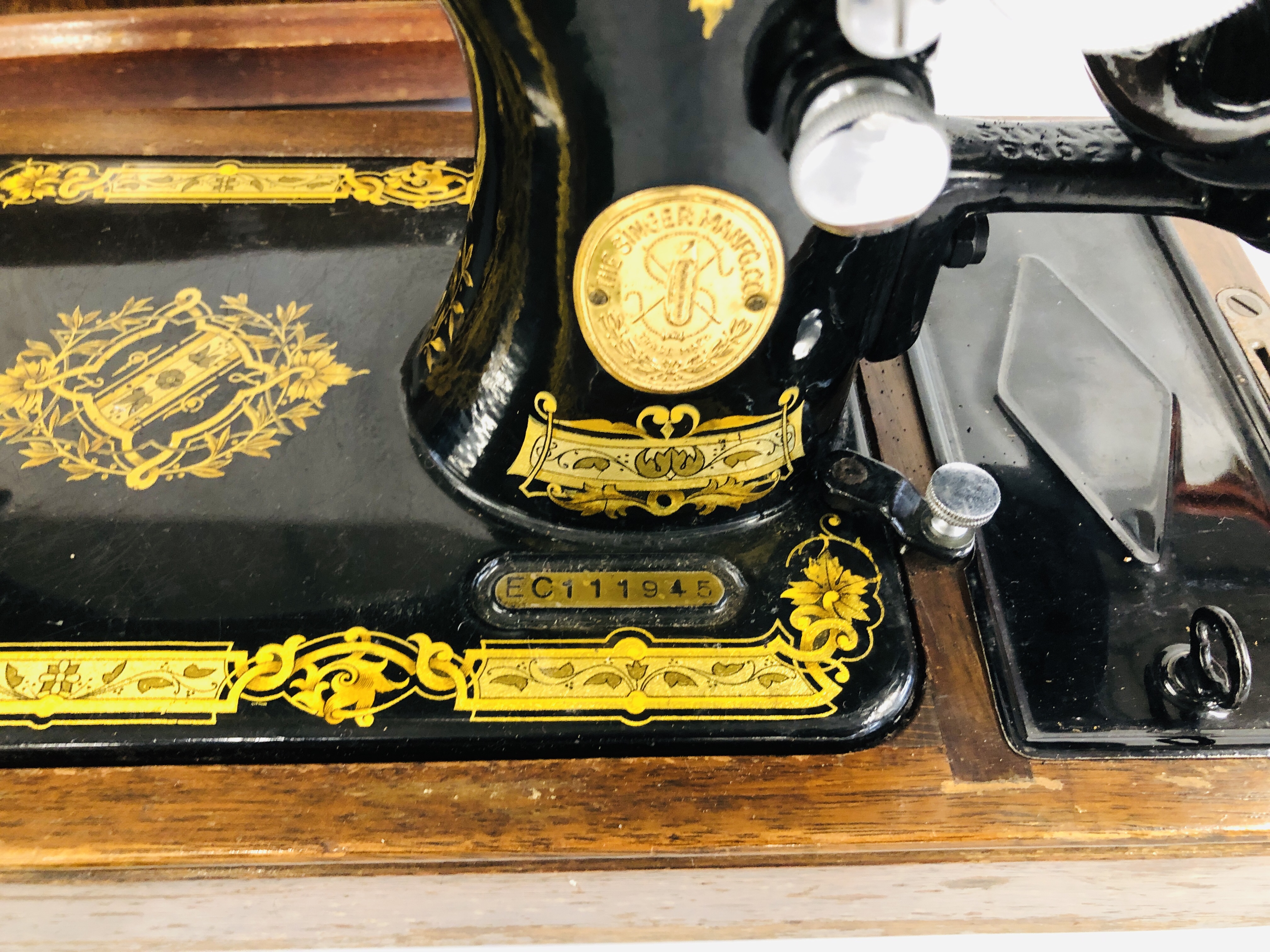 A VINTAGE MANUAL SINGER SEWING MACHINE WITH CASE - MODEL A38. - Image 3 of 7