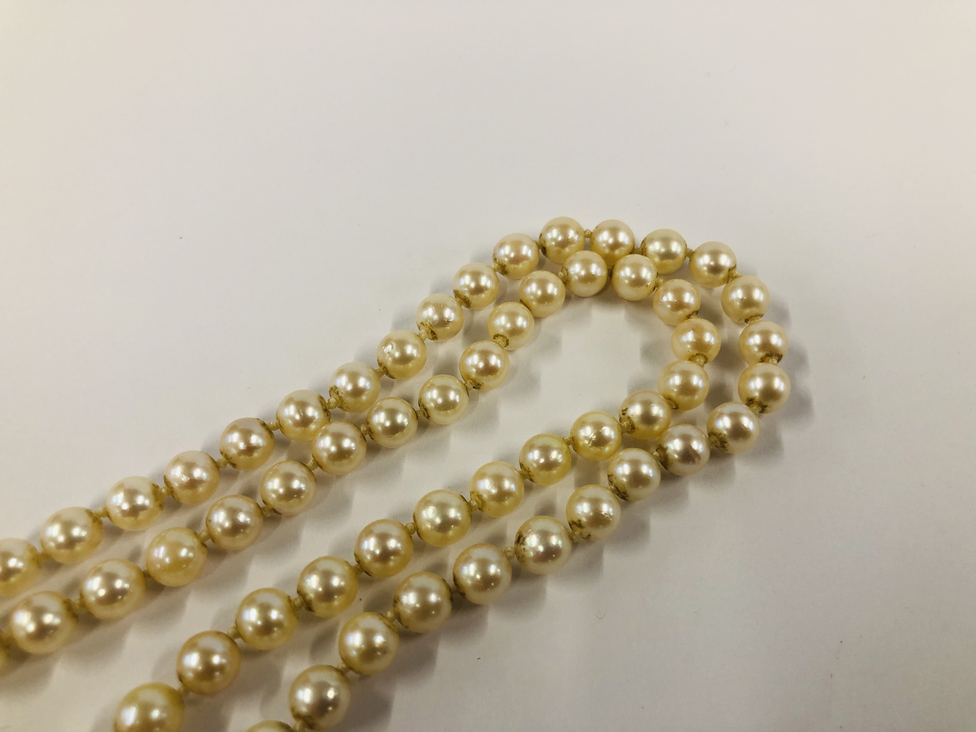 A VINTAGE DOUBLE ROW PEARL NECKLACE BY "MIKIMOTO" ALONG WITH AN ORIGINAL VINTAGE MIKIMOTO SILK - Image 6 of 10