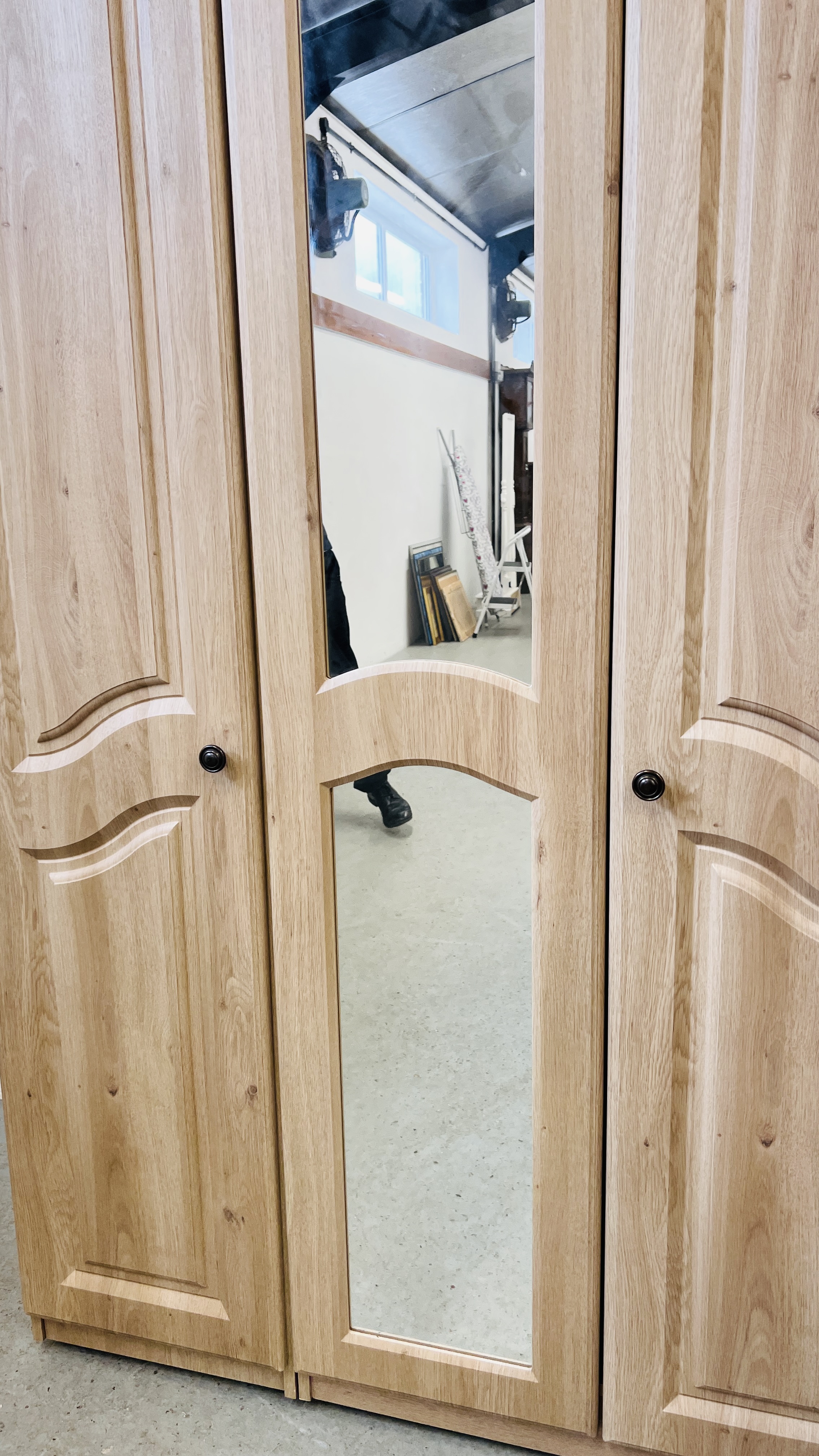 A MODERN LIGHT OAK FINISH TRIPLE WARDROBE WITH CENTRAL MIRRORED DOOR (TWO SECTION), W 115CM, D 52CM, - Image 5 of 8