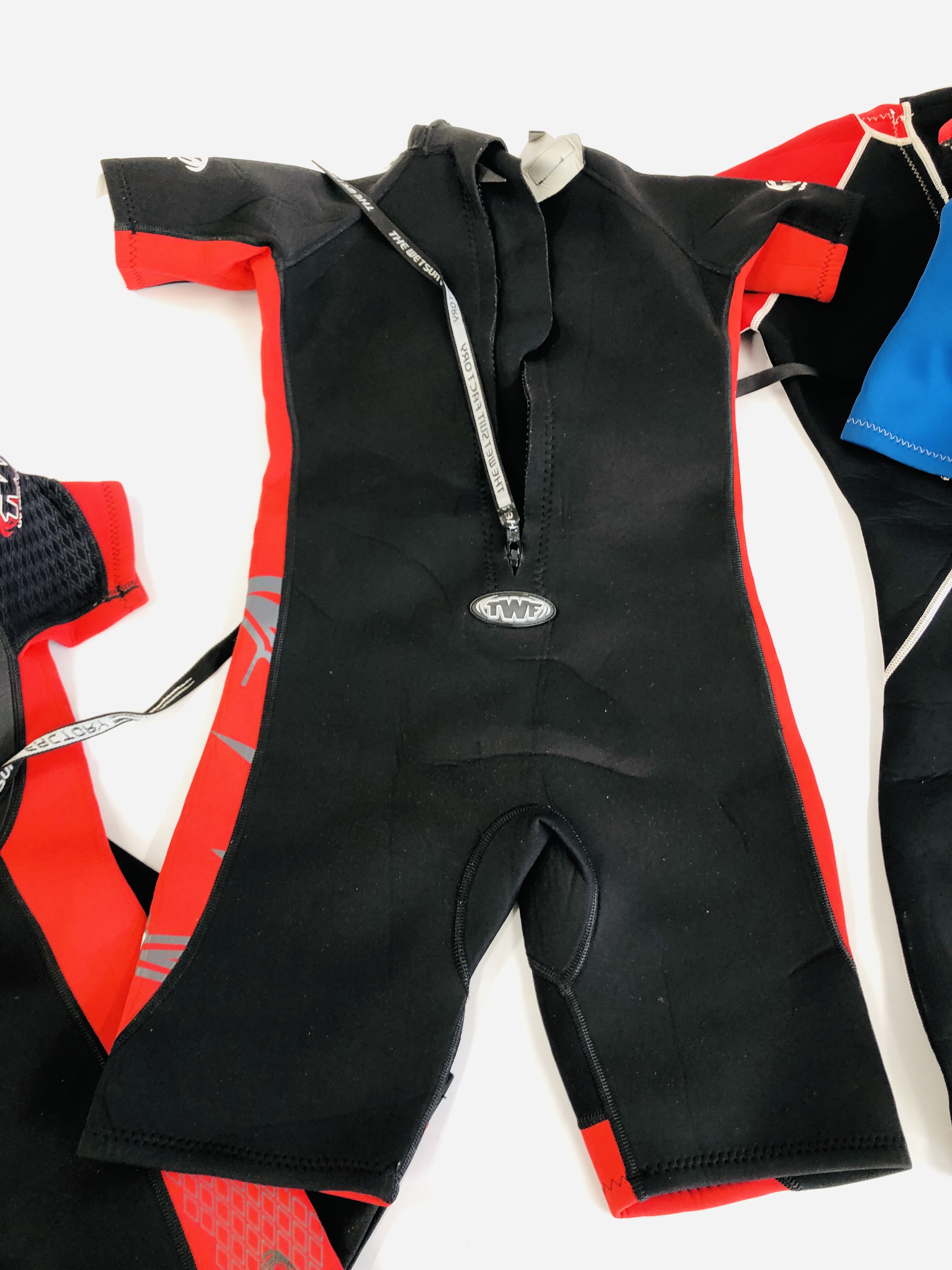 A GROUP OF 7 KIDS WET SUITS INCLUDING SIZES 11, 12 AND 8 + VARIOUS WATER SHOES. - Image 7 of 12