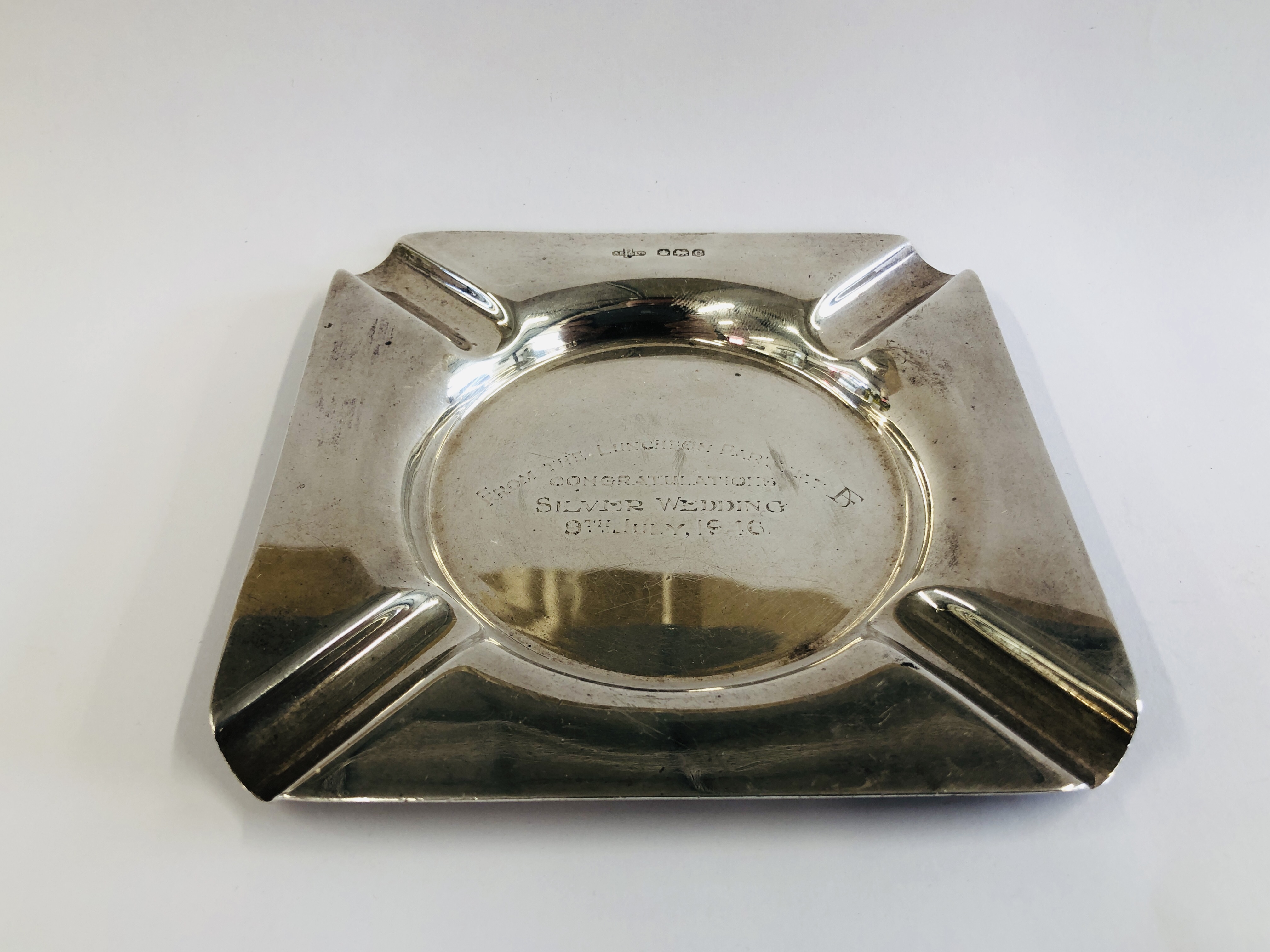 AN ANTIQUE SILVER ASHTRAY SHEFFIELD ASSAY 12CM. X 12CM.