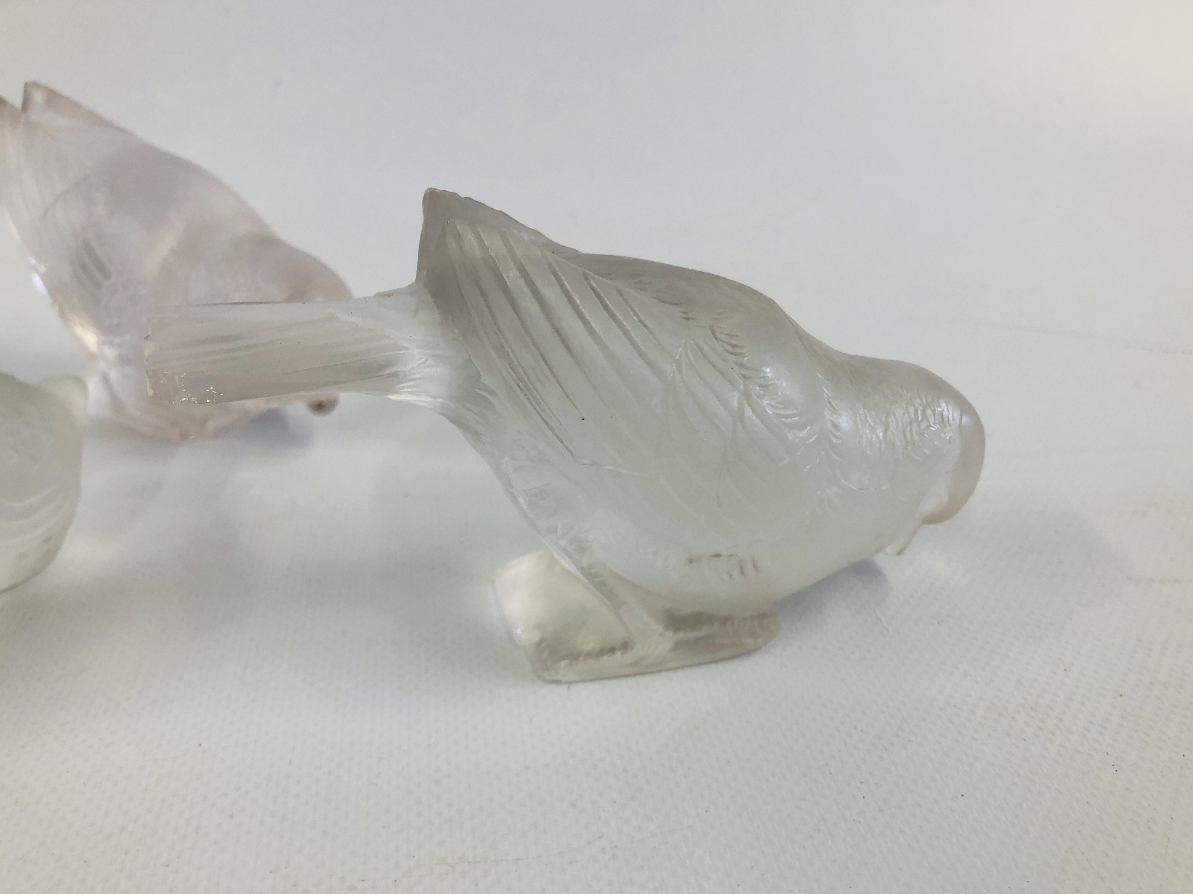 A COLLECTION OF 4 LALIQUE BIRDS A/F ALONG WITH 1 FURTHER FRENCH GLASS BIRD A/F. - Image 10 of 20