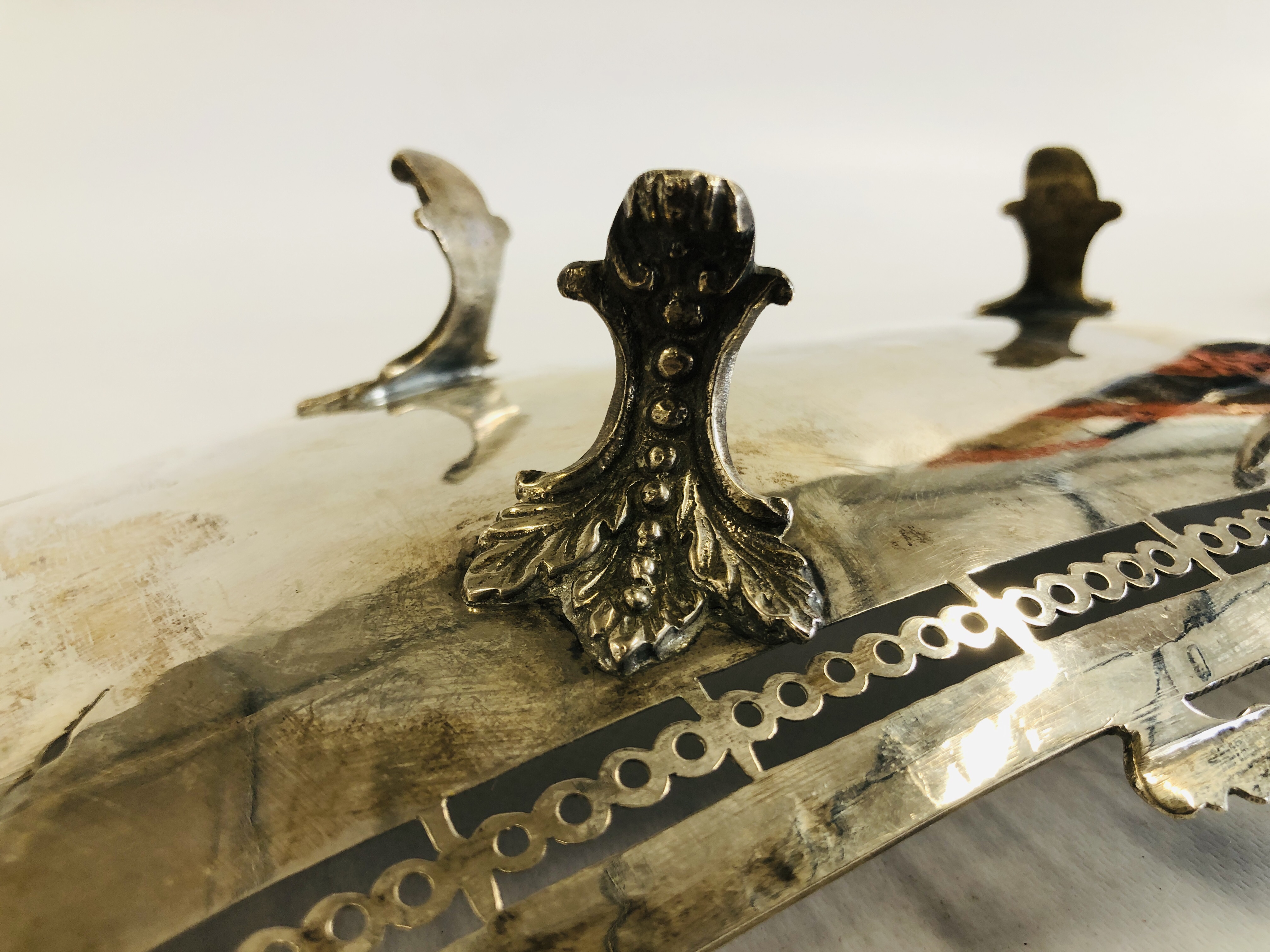 AN ELABORATE SILVER RECTANGULAR DISH, OPEN WORK DETAIL ON FOUR SPLAYED FEET, STAMPED 800, L 33CM, - Image 9 of 12