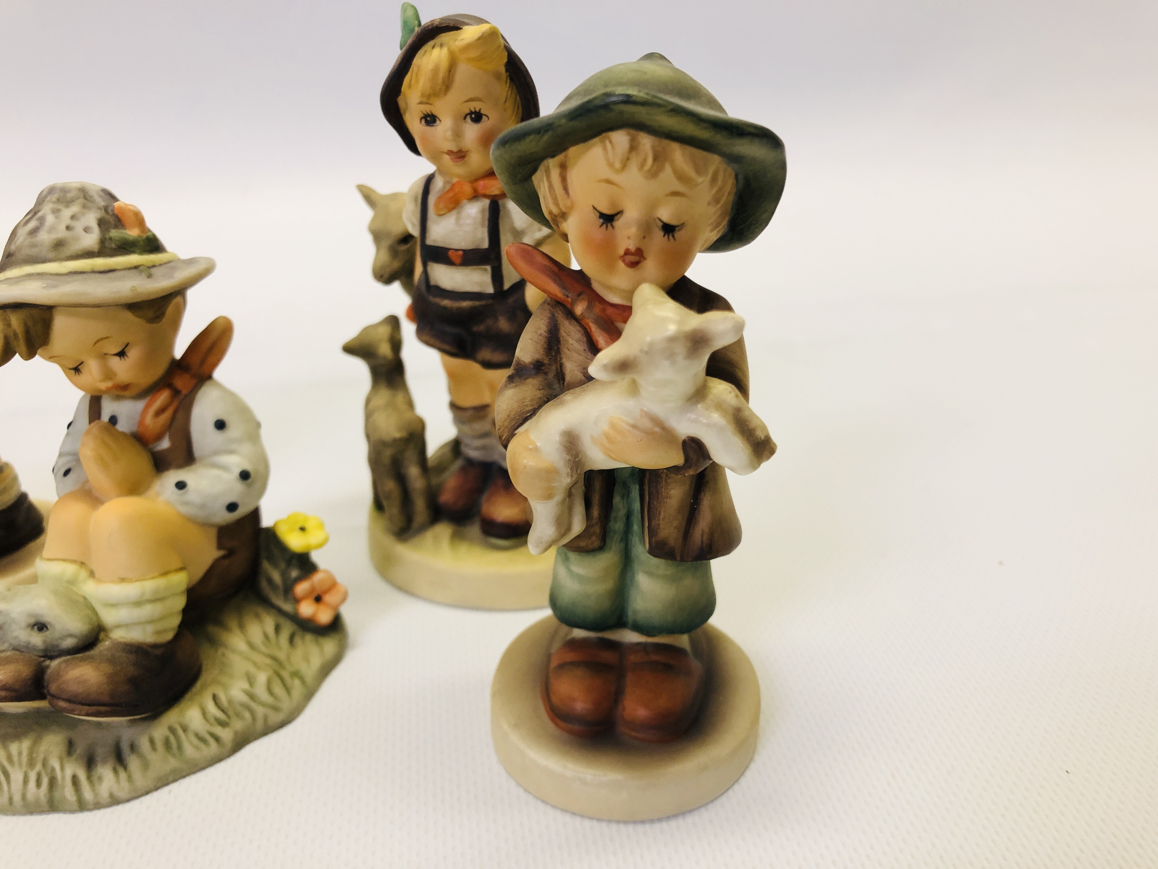 A GROUP OF 6 ASSORTED "GOEBEL" CABINET ORNAMENTS T O INCLUDE "LITTLE HELPER" NATURES PRAYER BH55 - Image 7 of 10