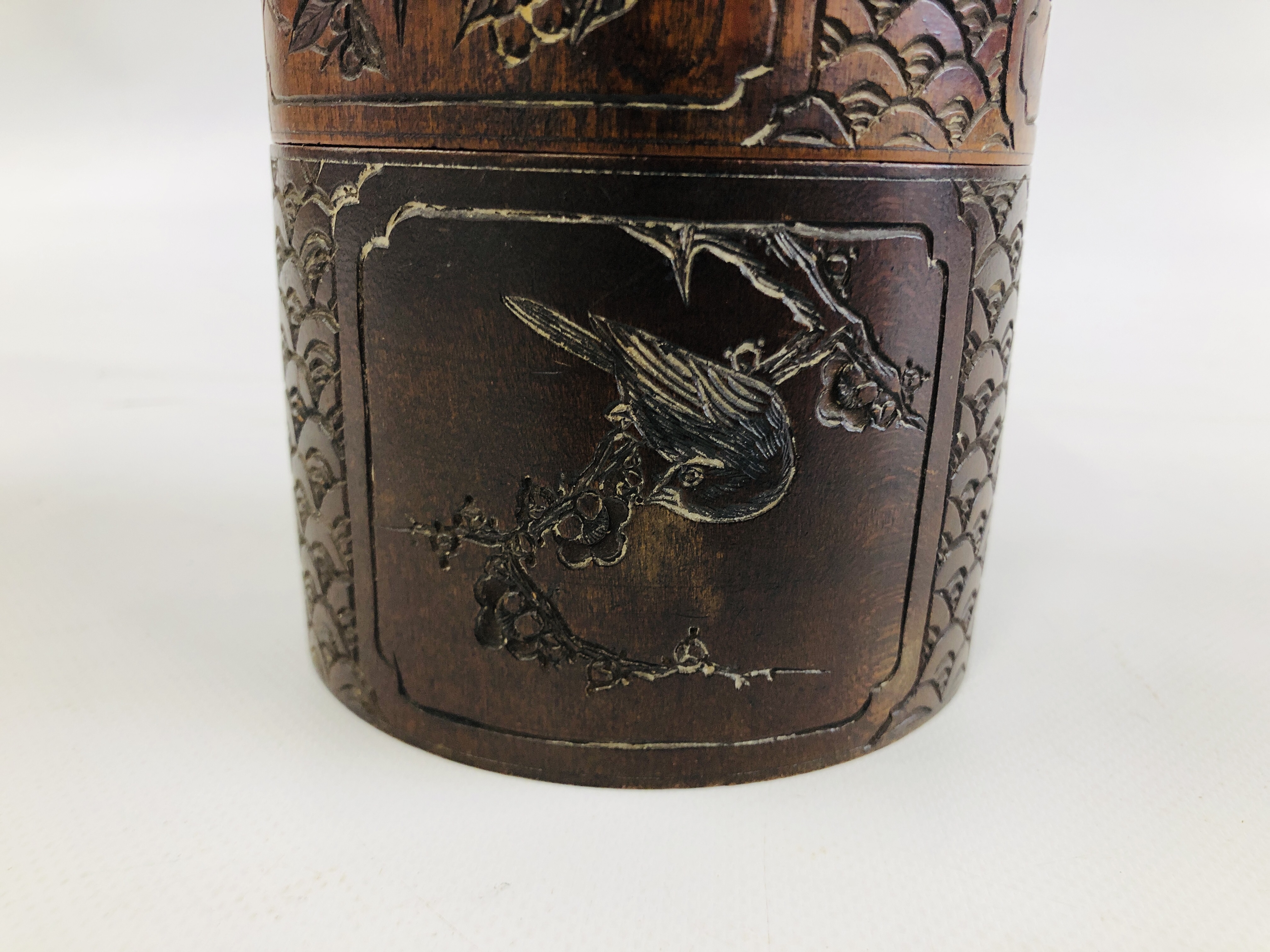 A HAND CARVED CYLINDRICAL DIVISIONAL CONTAINER DECORATED WITH BIRDS AND FOLIAGE - HEIGHT 14CM, - Image 5 of 8