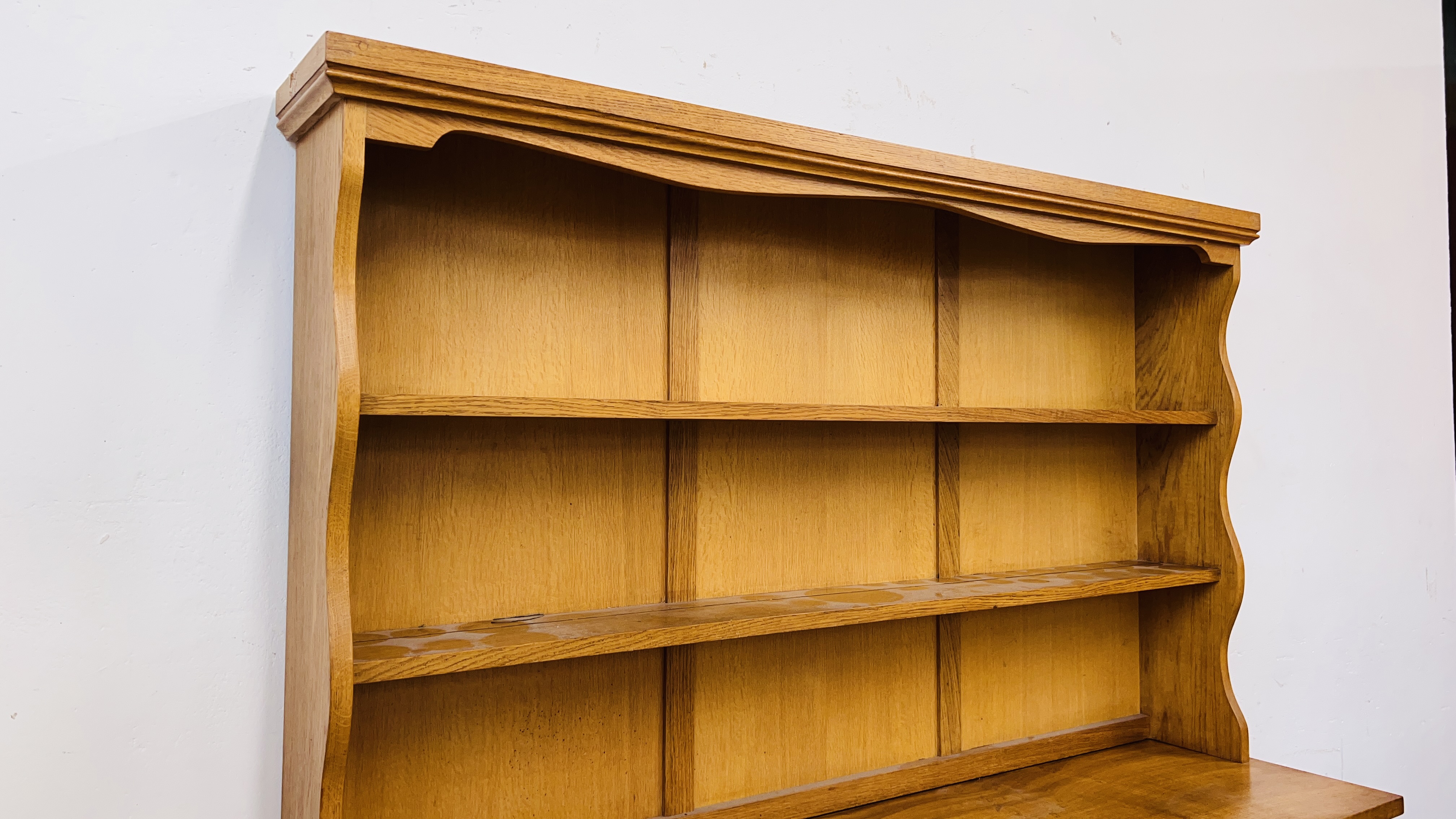 A HEAVY LIGHT OAK FINISH THREE DRAWER THREE DOOR WELSH STYLE DRESSER LENGTH 162CM. DEPTH 46CM. - Image 3 of 10