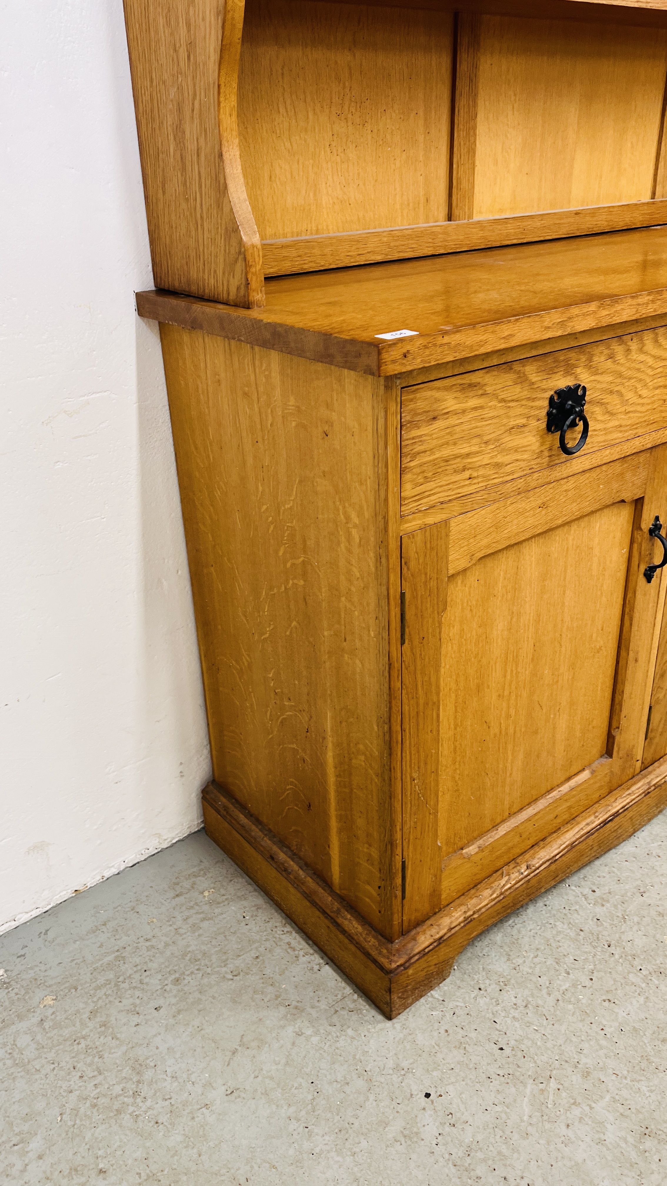 A HEAVY LIGHT OAK FINISH THREE DRAWER THREE DOOR WELSH STYLE DRESSER LENGTH 162CM. DEPTH 46CM. - Image 5 of 10