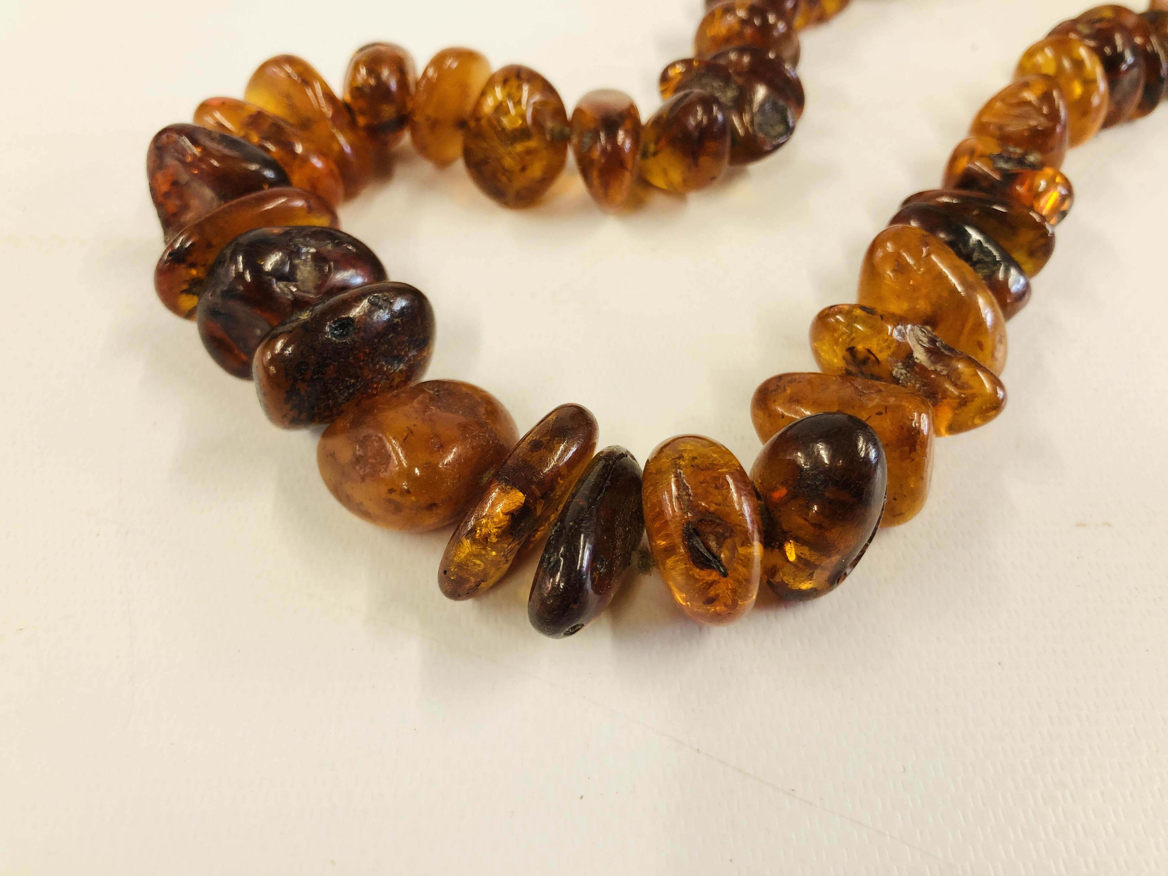 AN IMPRESSIVE STRAND OF POLISHED AMBER L 94CM. - Image 12 of 13