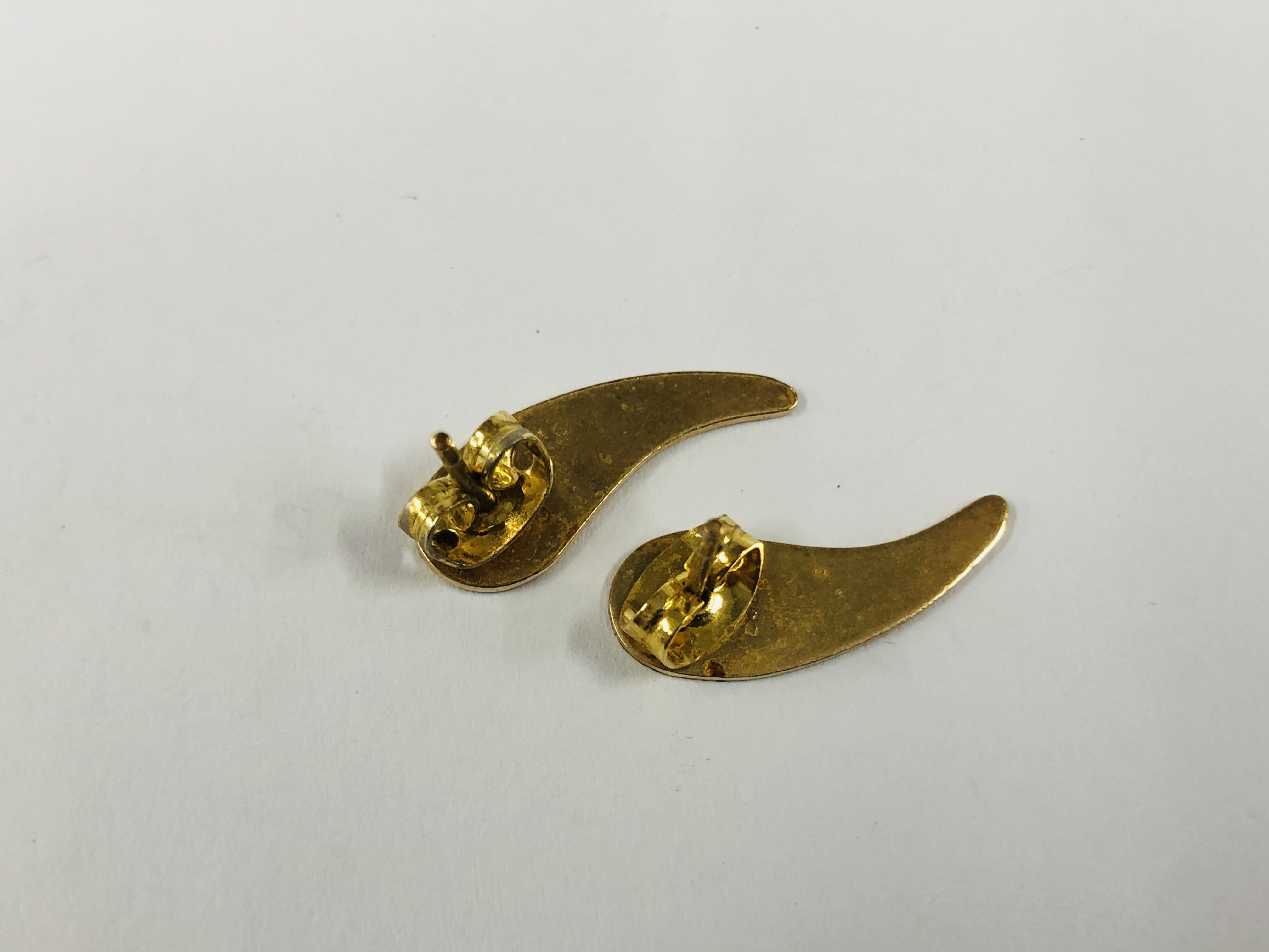 A LADY'S WOVEN LINK BRACELET MARKED 9CT + PAIR OF 9CT GOLD STUD EARRINGS. - Image 6 of 8