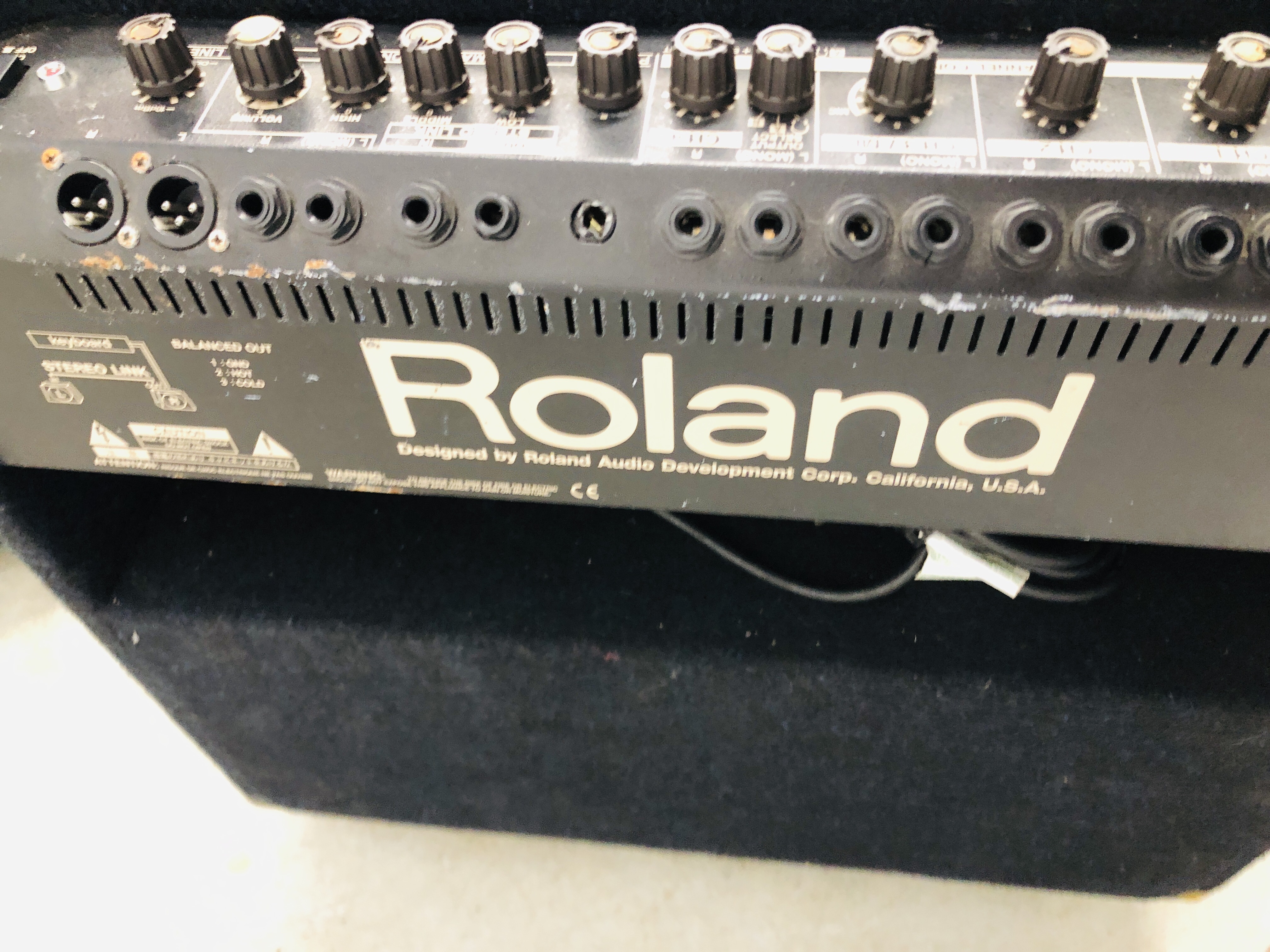 ROLAND KC-500 STEREO MIXING KEYBOARD AMPLIFIER ALONG WITH A PHONIC PA550 POWERED SPEAKER (NO CABLE - Image 6 of 10