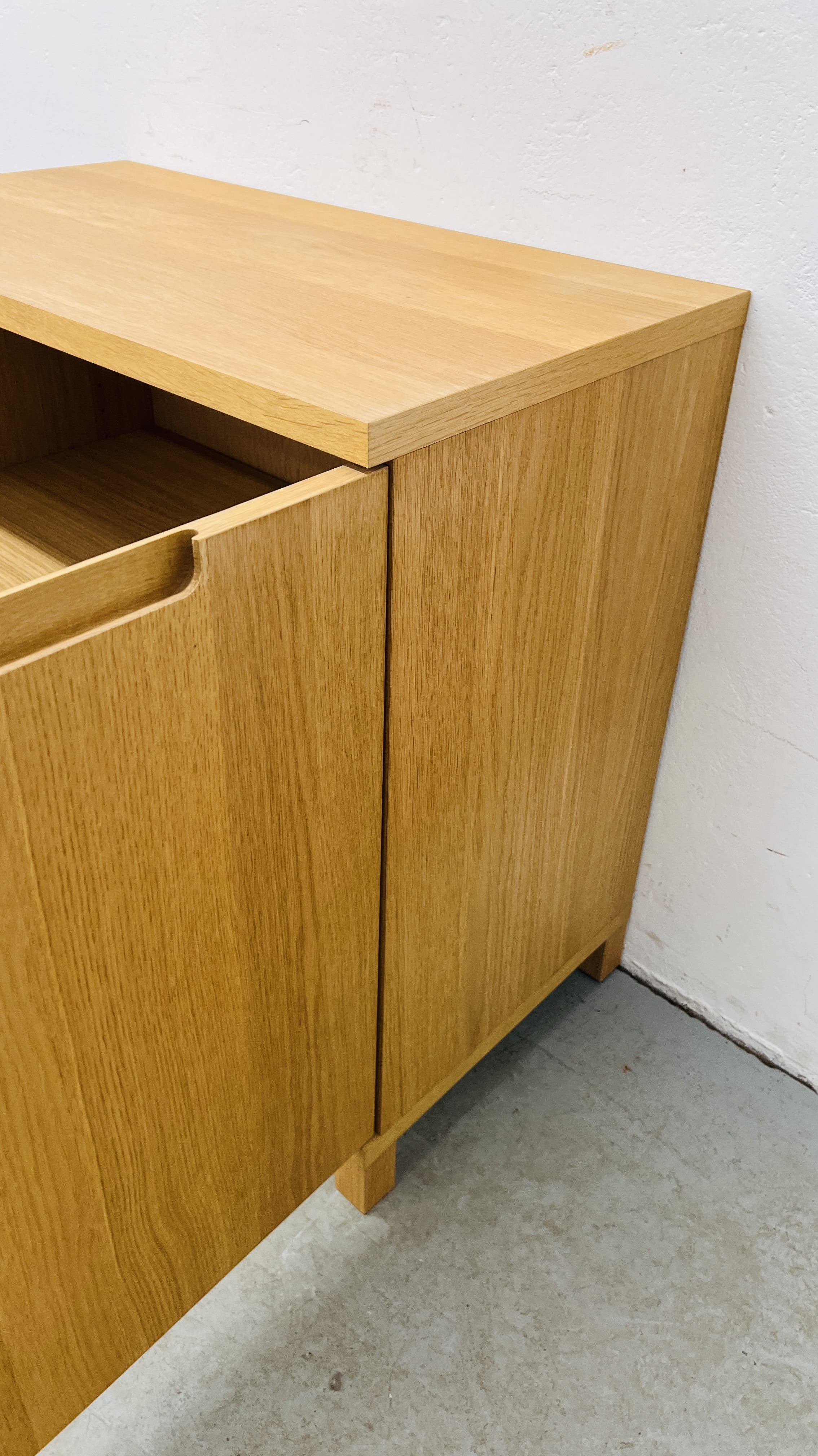 A MODERN LIGHT OAK FINISH TWO DOOR CABINET WITH SHELVED INTERIOR. - Image 9 of 9