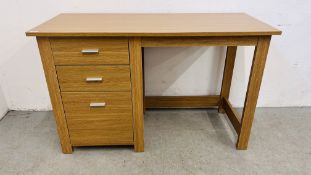 A MODERN OAK EFFECT 3 DRAWER DESK - LENGHT 120CM.