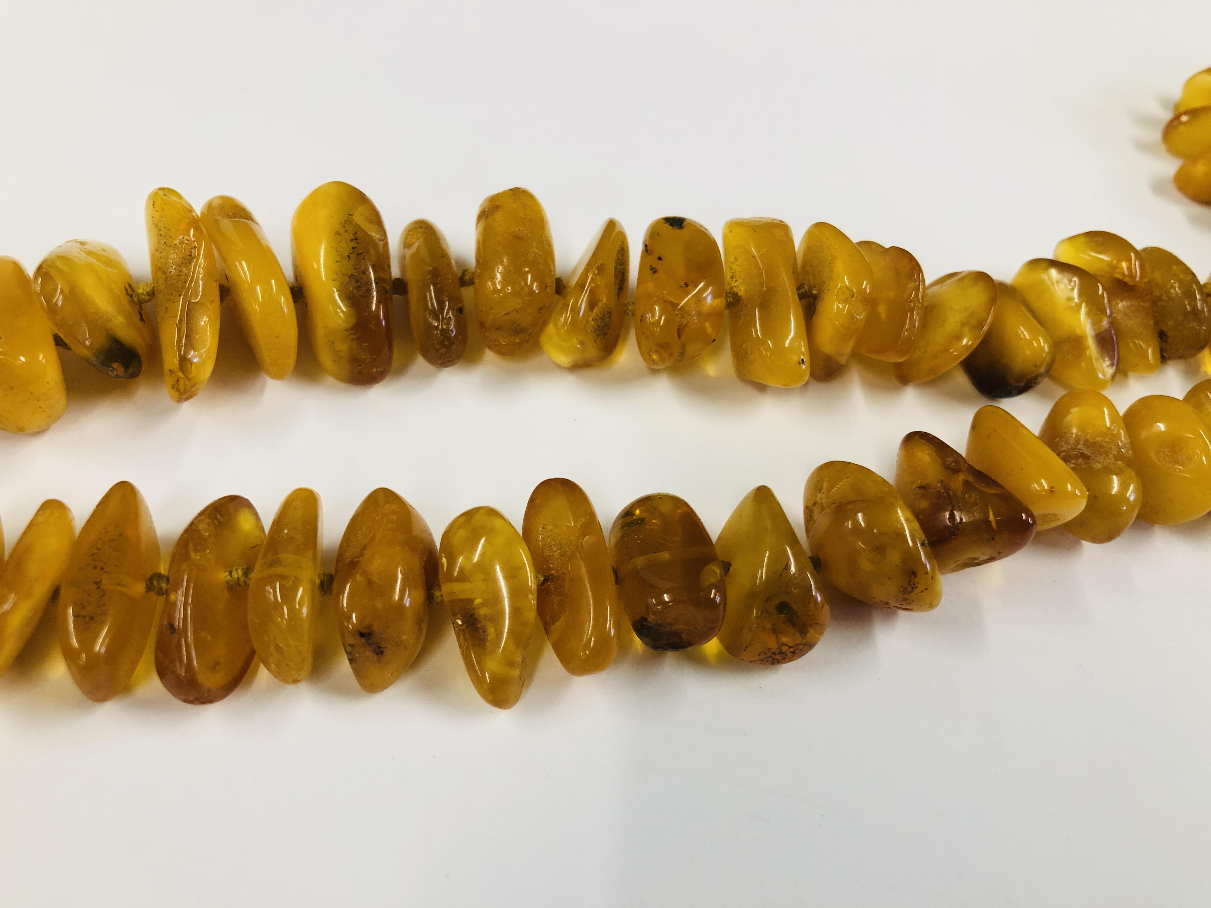 AN IMPRESSIVE STRAND OF POLISHED AMBER L 106CM. - Image 3 of 8