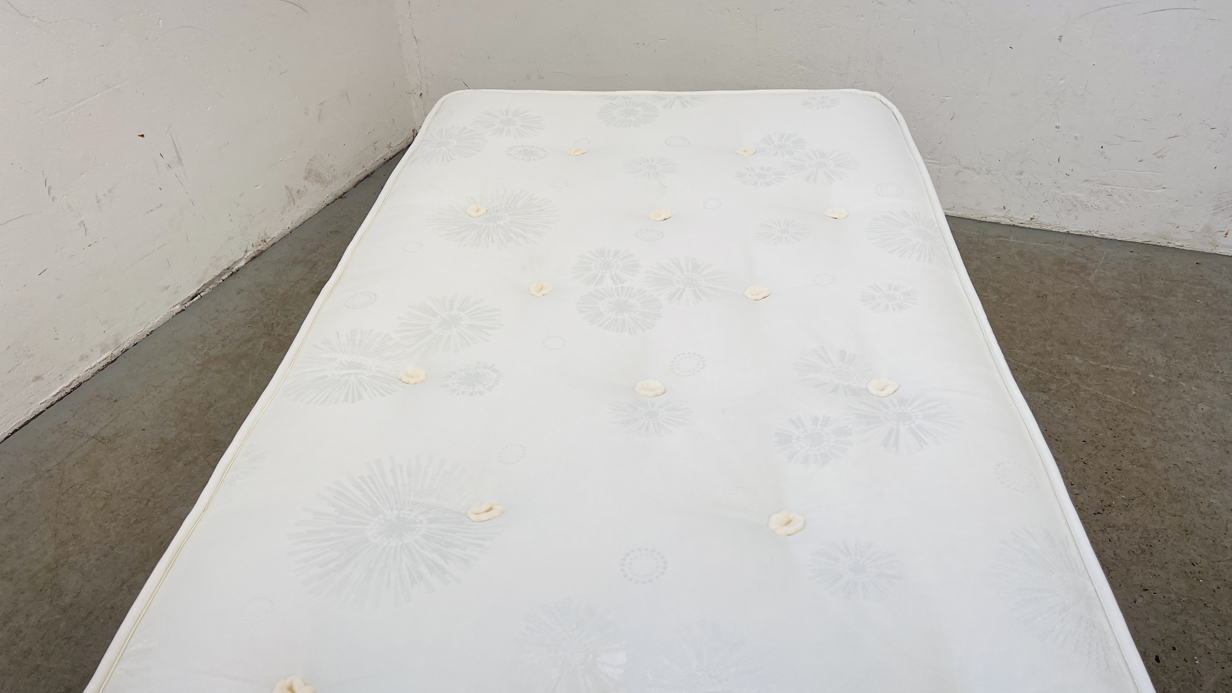 DREAM WORKS SINGLE DIVAN BED WITH POCKET SPRUNG MATTRESS. - Image 4 of 5