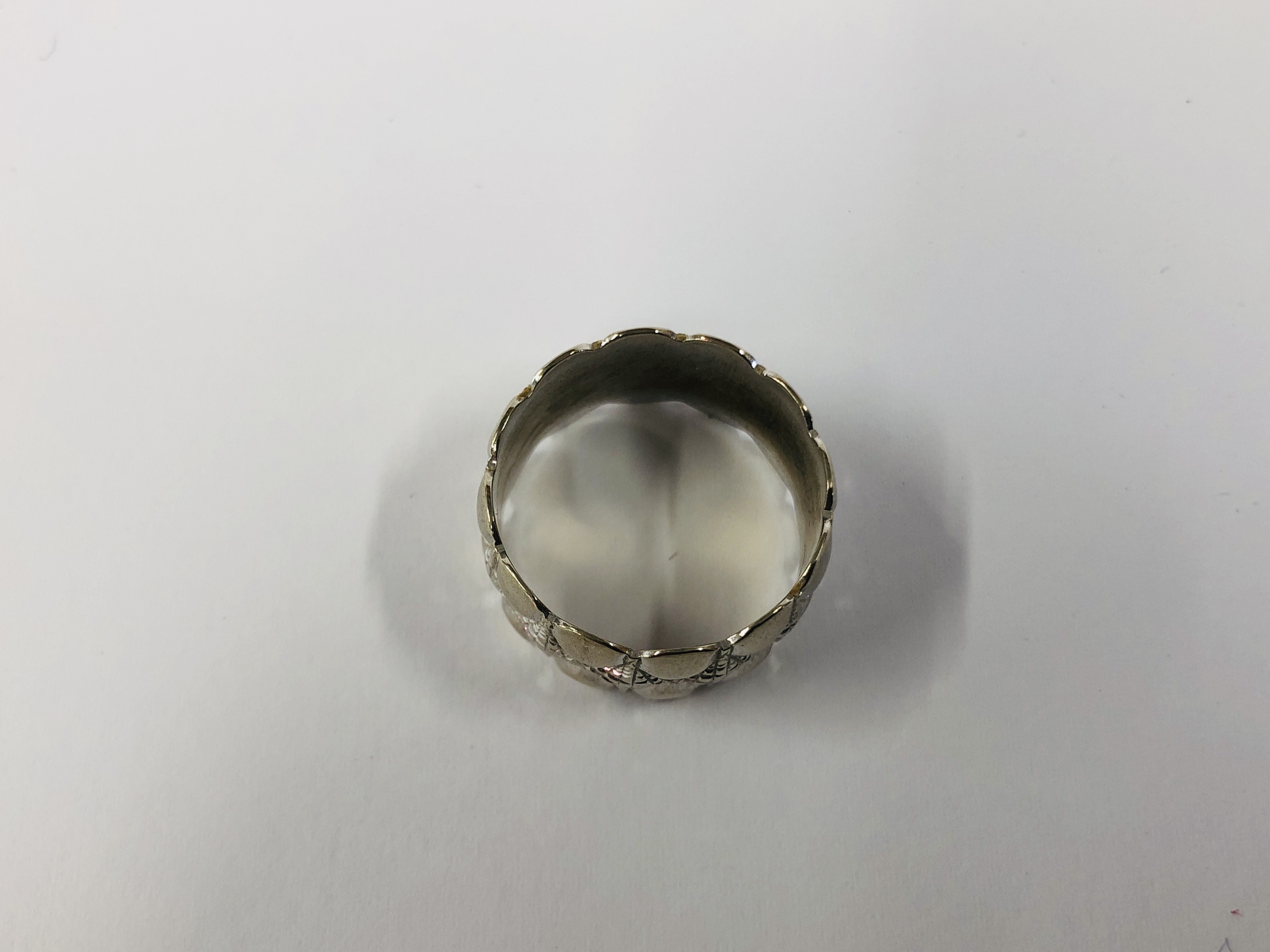 A 9CT WHITE GOLD BAND RING, CONTEMPORARY DESIGN. - Image 2 of 7