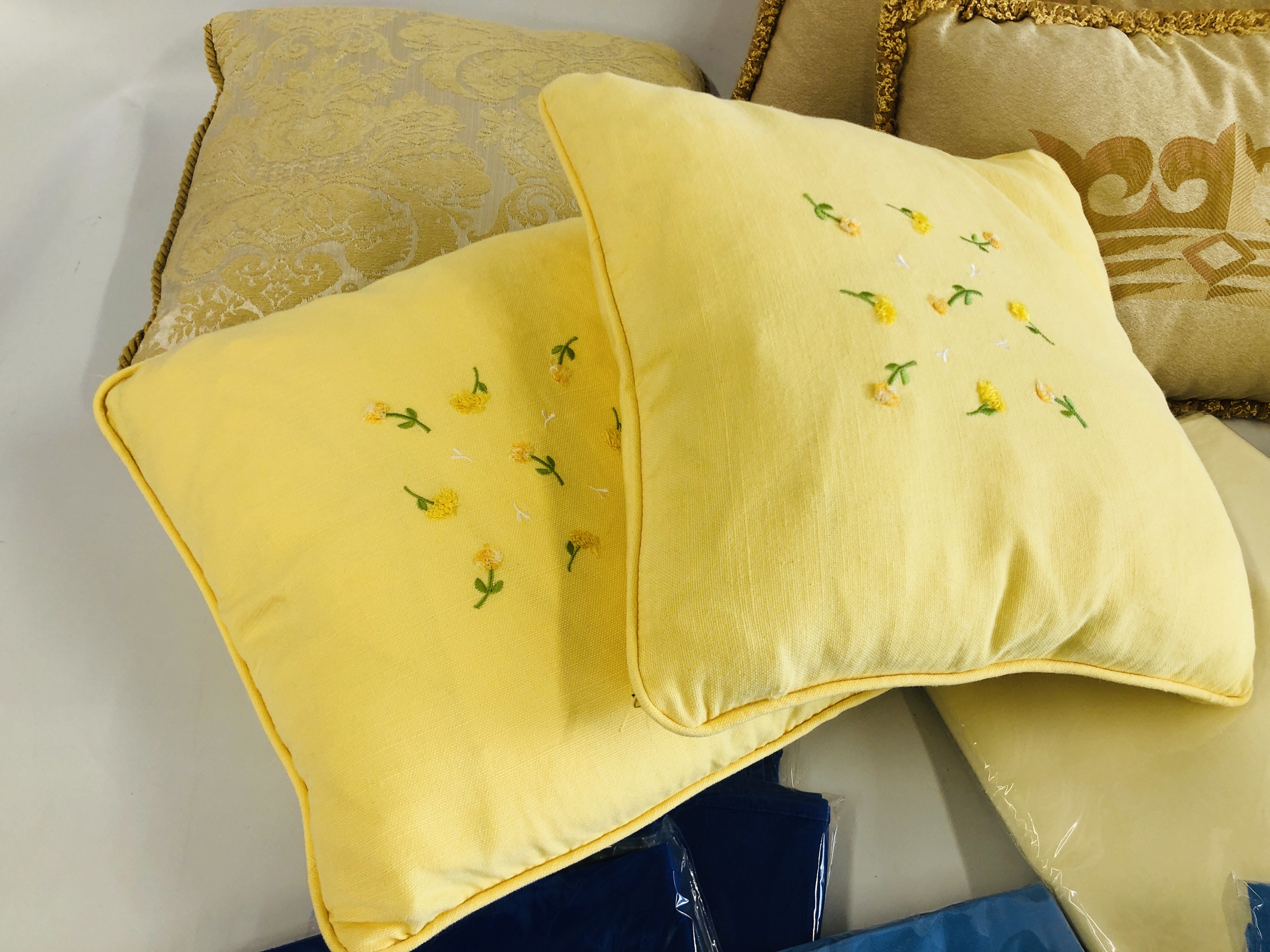 COLLECTION OF 7 LAURA ASHLEY CUSHIONS + SELECTION OF 23 TABLE CLOTHS: 3 OF 54" X 54" CREAM IVY LEAF - Image 6 of 9