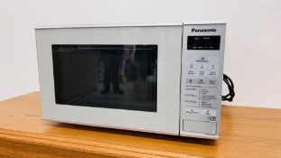 A PANASONIC 800 WATT MICROWAVE OVEN - SOLD AS SEEN.