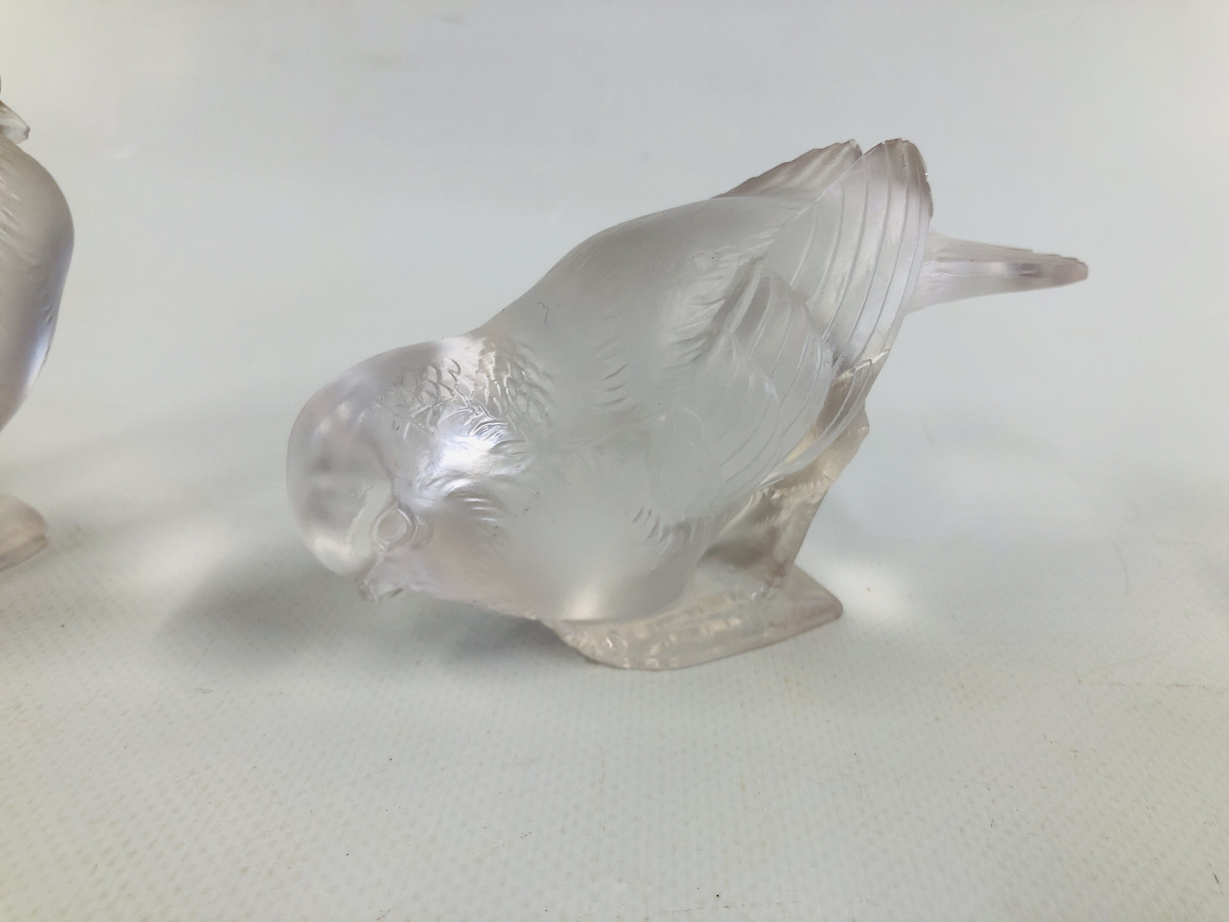 A COLLECTION OF 4 LALIQUE BIRDS A/F ALONG WITH 1 FURTHER FRENCH GLASS BIRD A/F. - Image 20 of 20