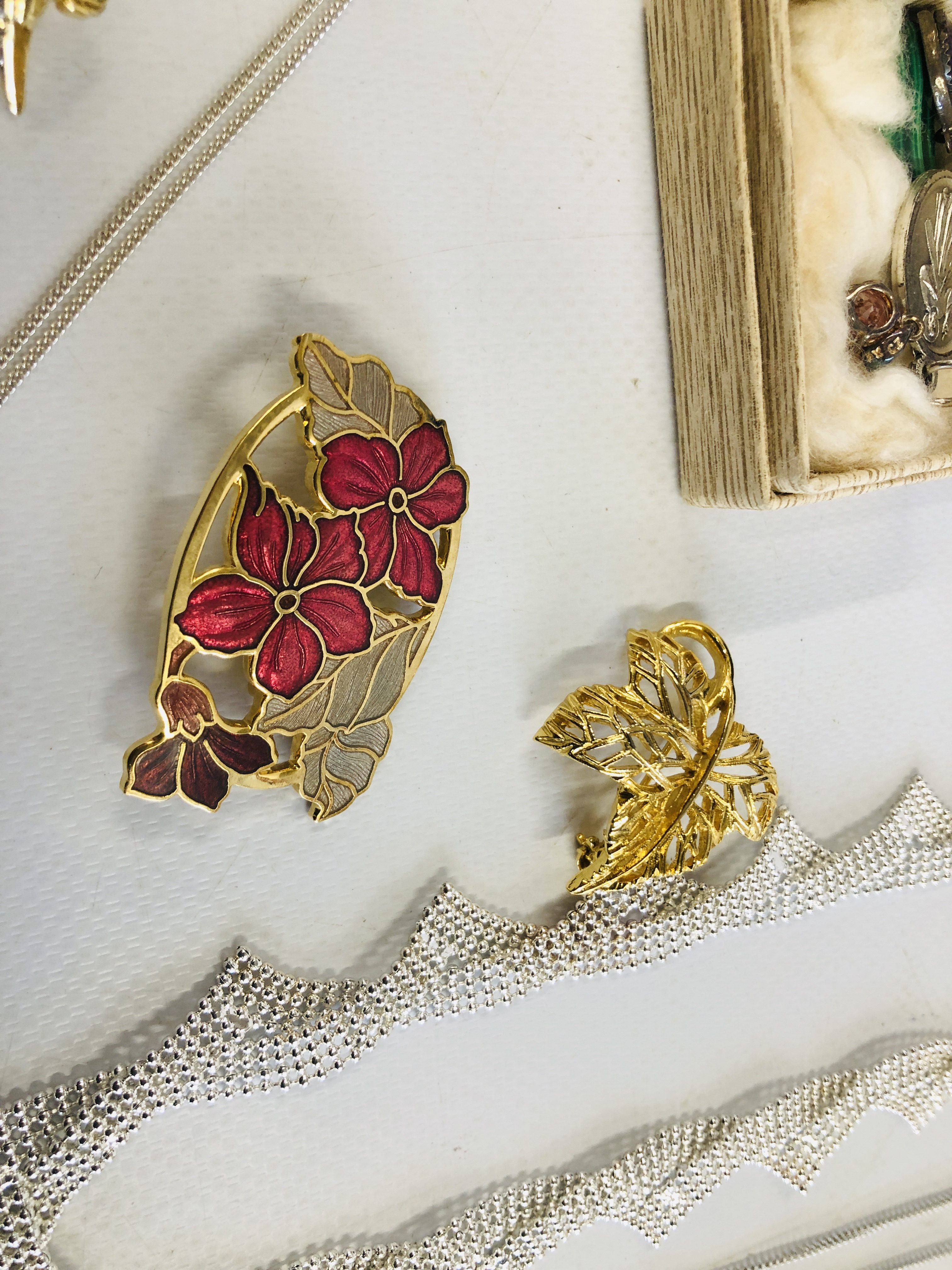 A BOX OF ASSORTED JEWELLERY TO INCLUDE COSTUME BROOCHES, ACCURIST BRACELET WATCH, - Image 12 of 13