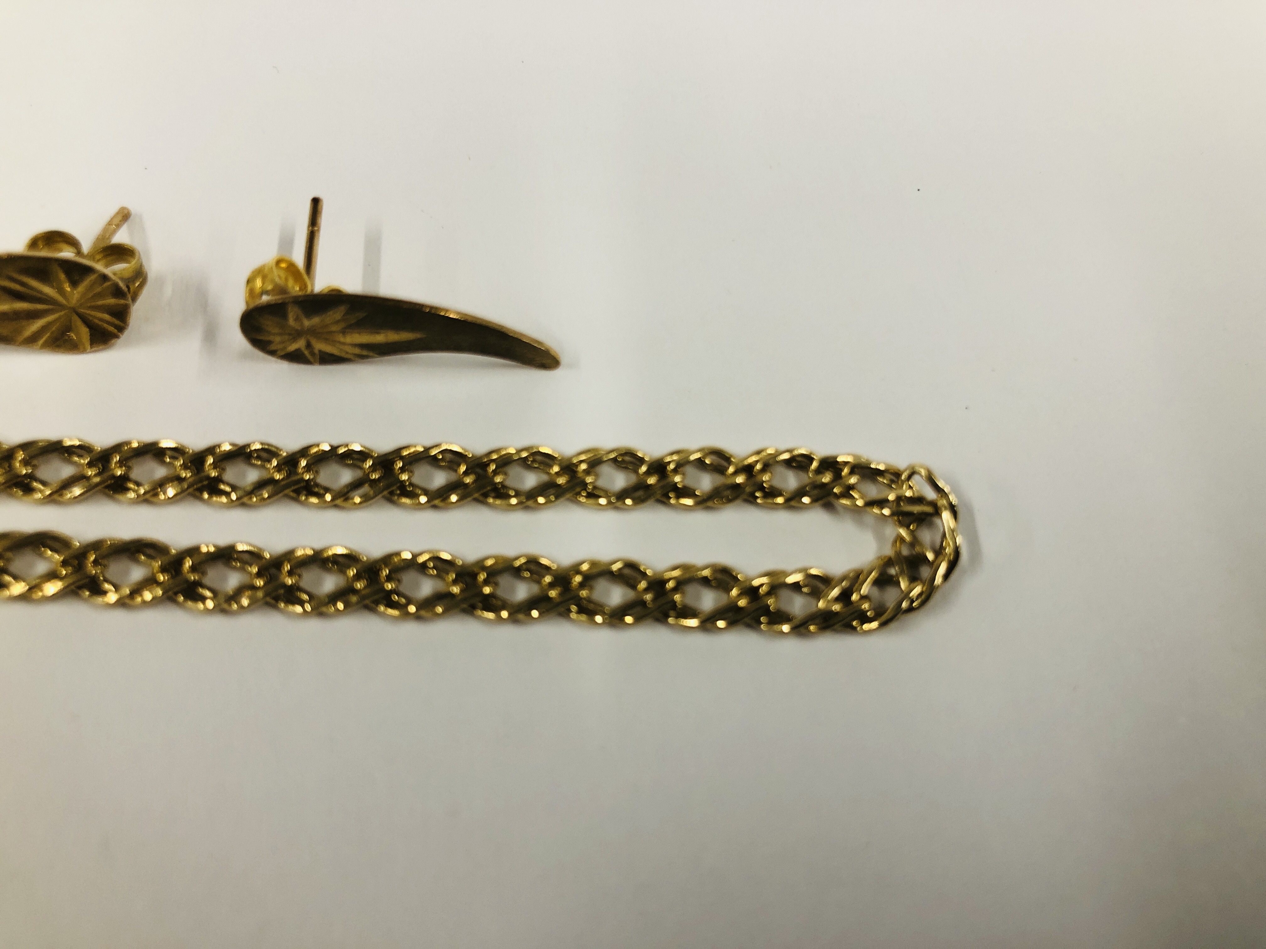 A LADY'S WOVEN LINK BRACELET MARKED 9CT + PAIR OF 9CT GOLD STUD EARRINGS. - Image 2 of 8