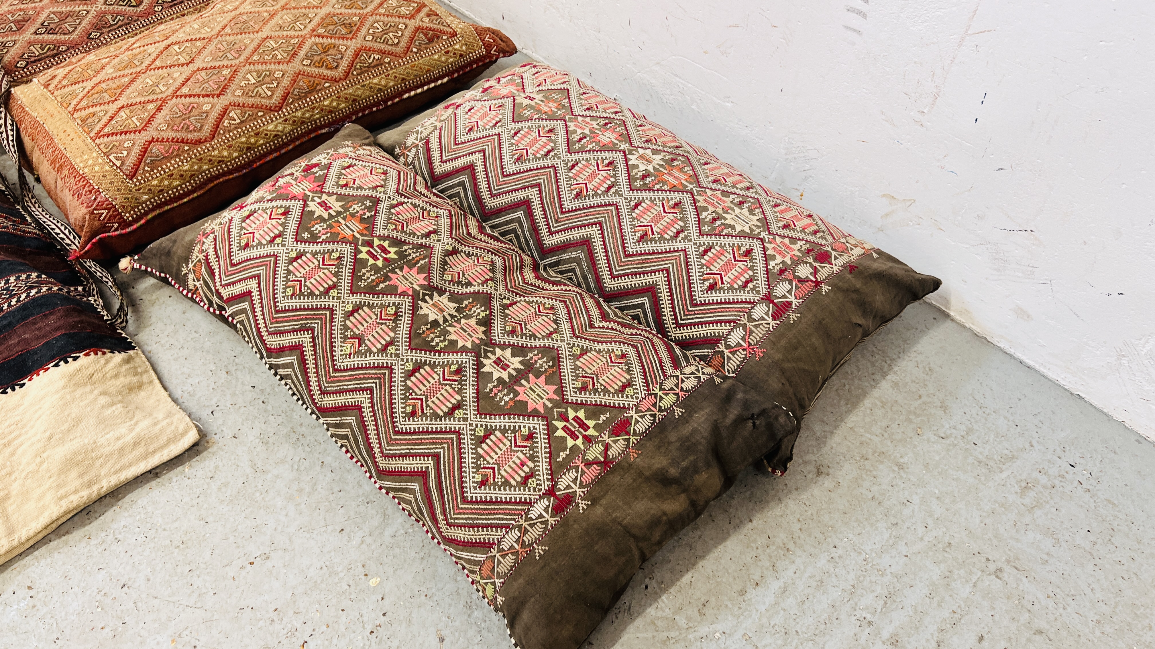 TWO PAIRS OF MIDDLE EASTERN HANDCRAFTS CUSHIONS ALONG WITH A FURTHER LARGER FLAT WEAVE EXAMPLE - Image 3 of 6