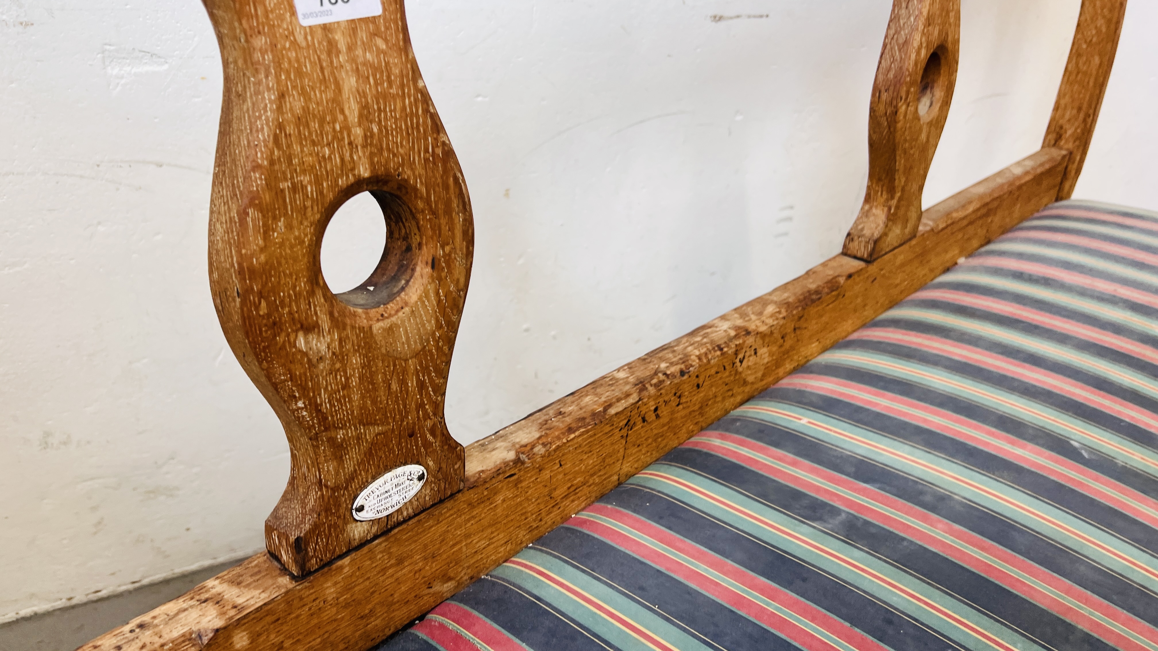 AN ANTIQUE OAK WAITING ROOM BENCH BEARING TREVOR PAGE & Co NORWICH CABINET MAKER LABEL, - Image 15 of 16