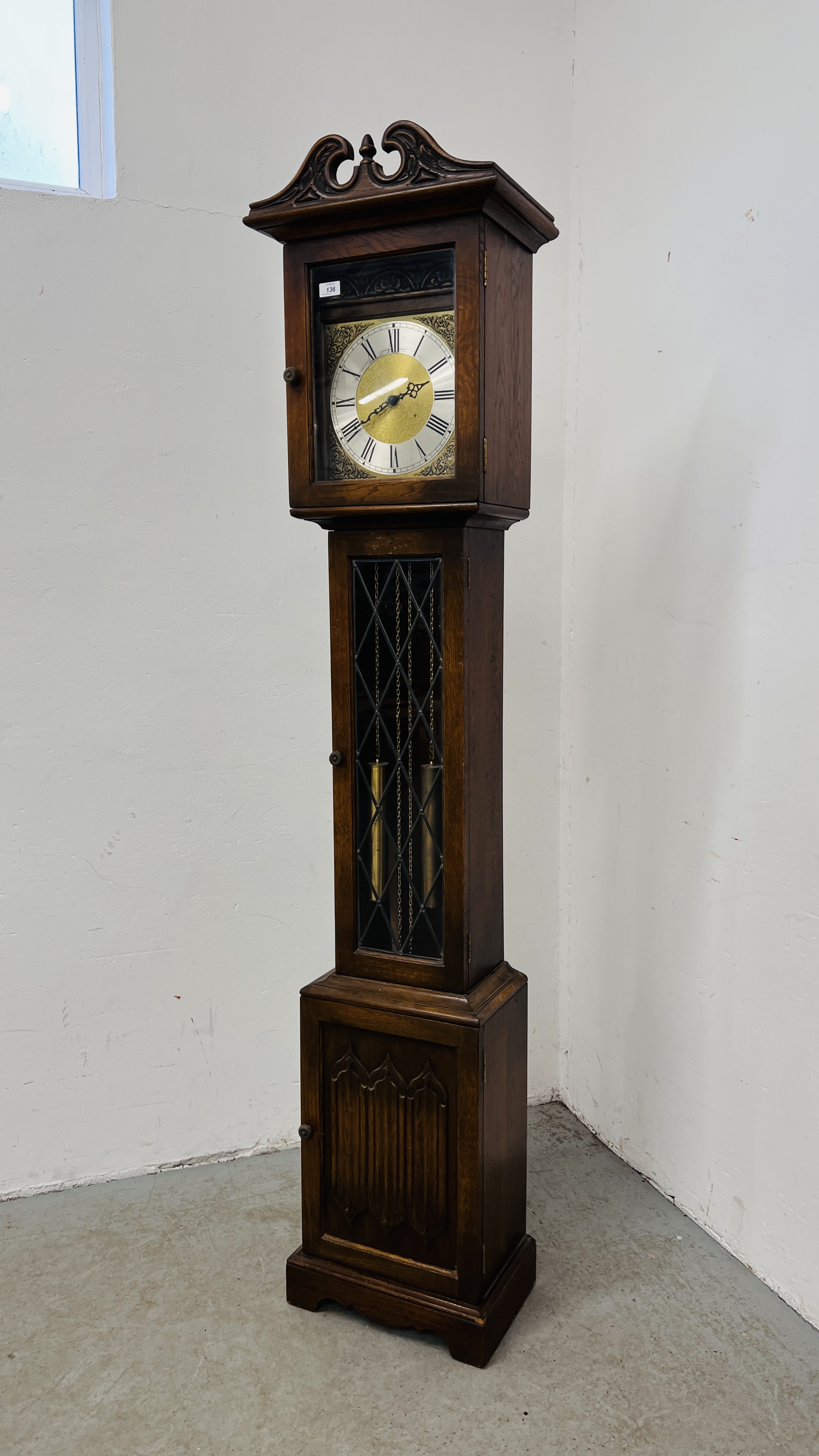 A REPRODUCTION OAK LONG CASE CLOCK WITH LINEN FOLD DETAIL. - Image 2 of 7