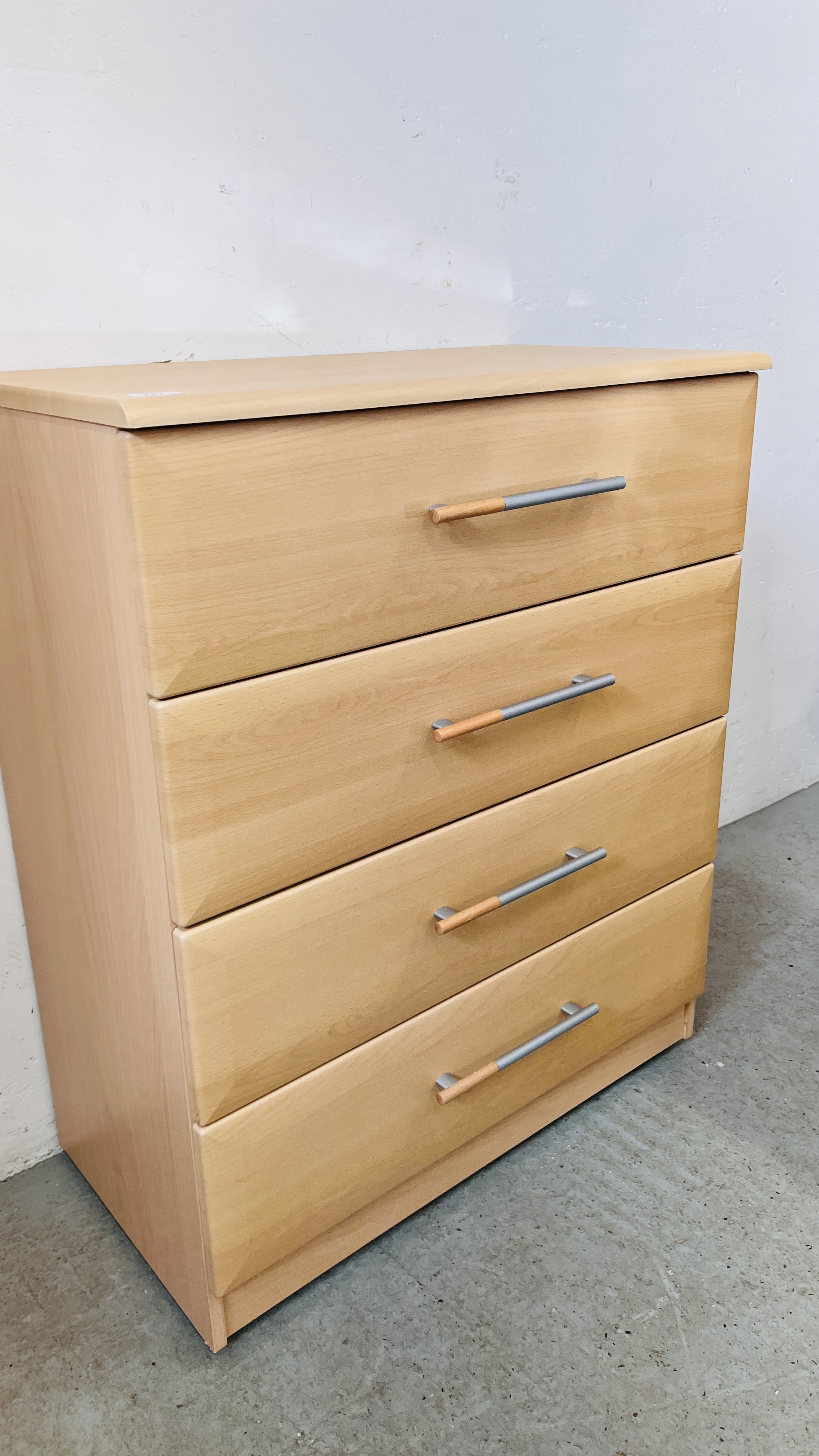 A MODERN BEECH WOOD FINISH FOUR DRAWER BEDROOM CHEST - W 77CM. D 41CM. H 94CM. - Image 4 of 6