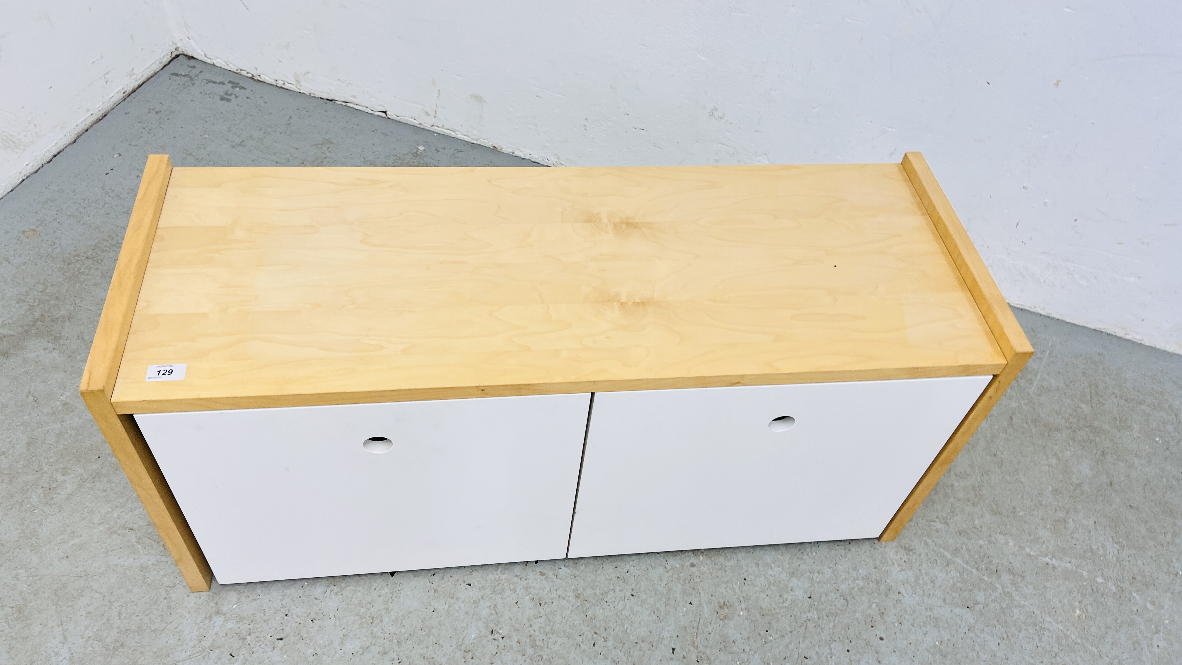 MODERN BEECHWOOD FINISH STORAGE UNIT WITH TWO ROLL OUT DRAWERS. - Image 2 of 6