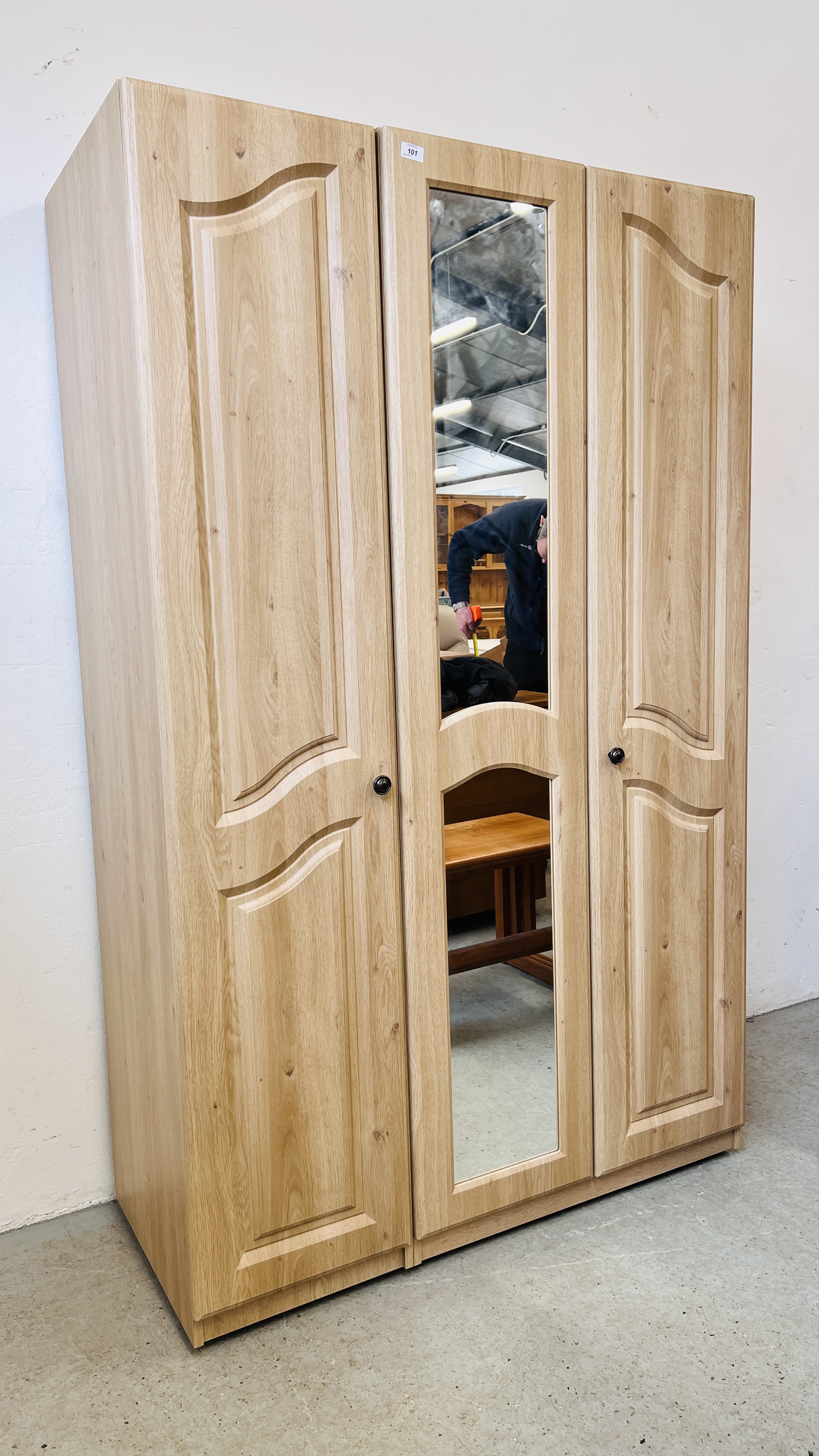 A MODERN LIGHT OAK FINISH TRIPLE WARDROBE WITH CENTRAL MIRRORED DOOR (TWO SECTION), W 115CM, D 52CM,