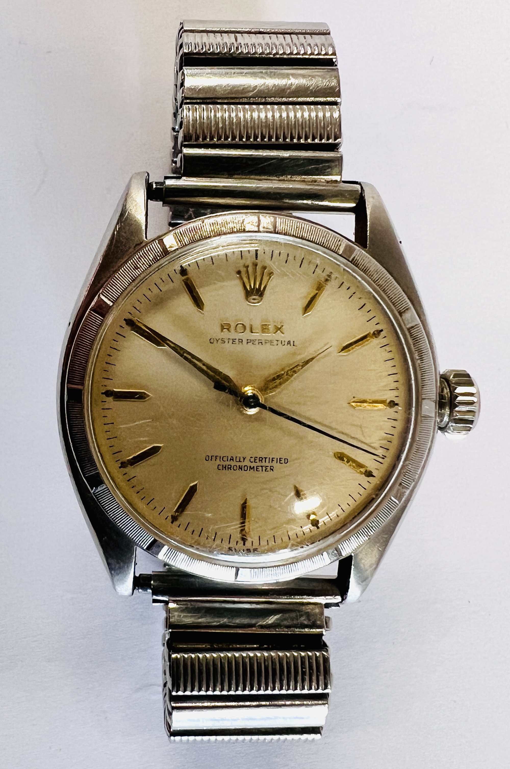 A 1960's ROLEX OYSTER PERPTUAL AUTOMATIC WRIST WATCH ON EXPANDABLE STRAP STAMPED 6085 MODEL F D E - Image 2 of 19