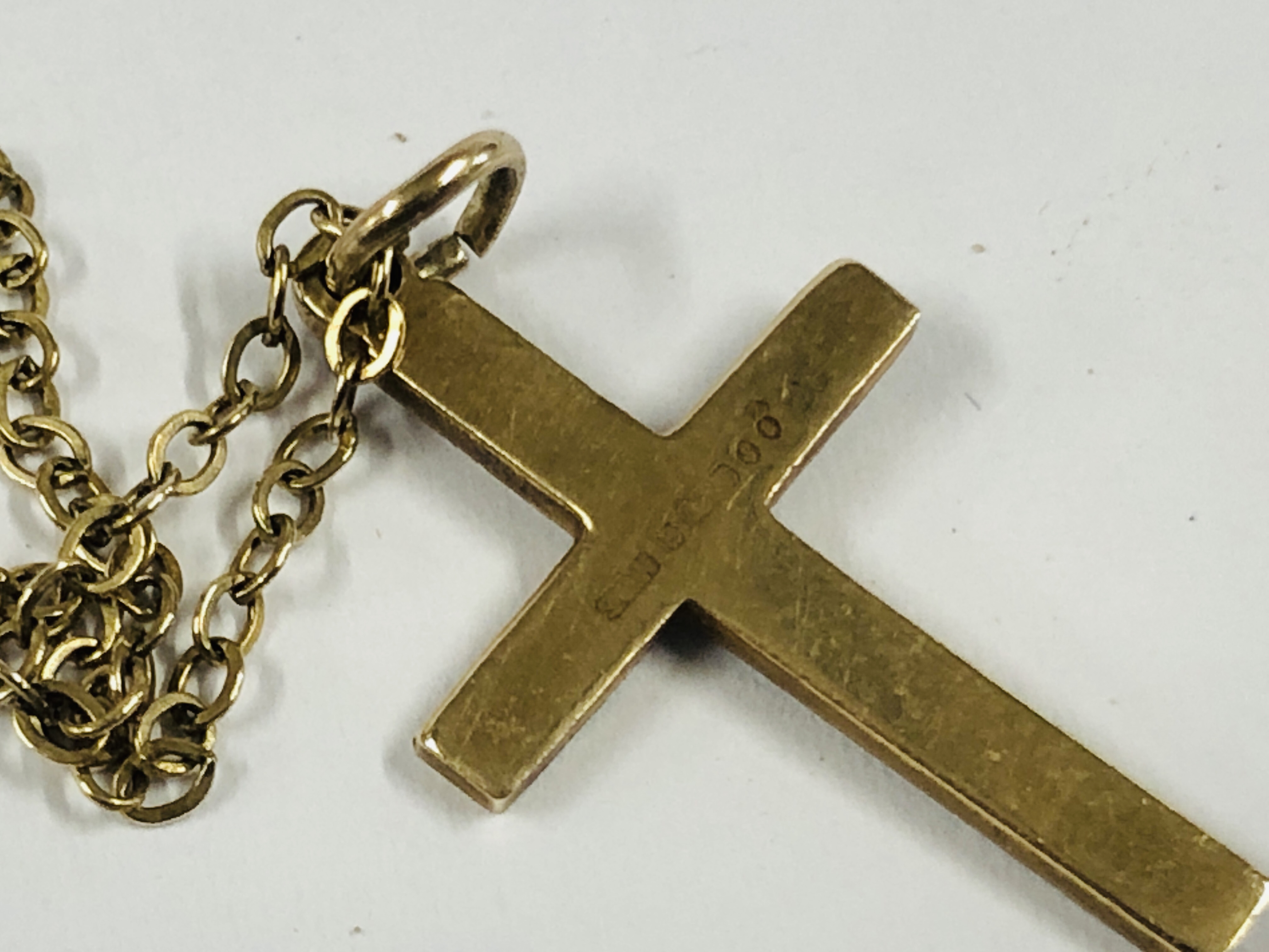 A 9CT GOLD FINE LINK NECKLACE WITH 9CT GOLD CROSS PENDANT, - Image 3 of 9