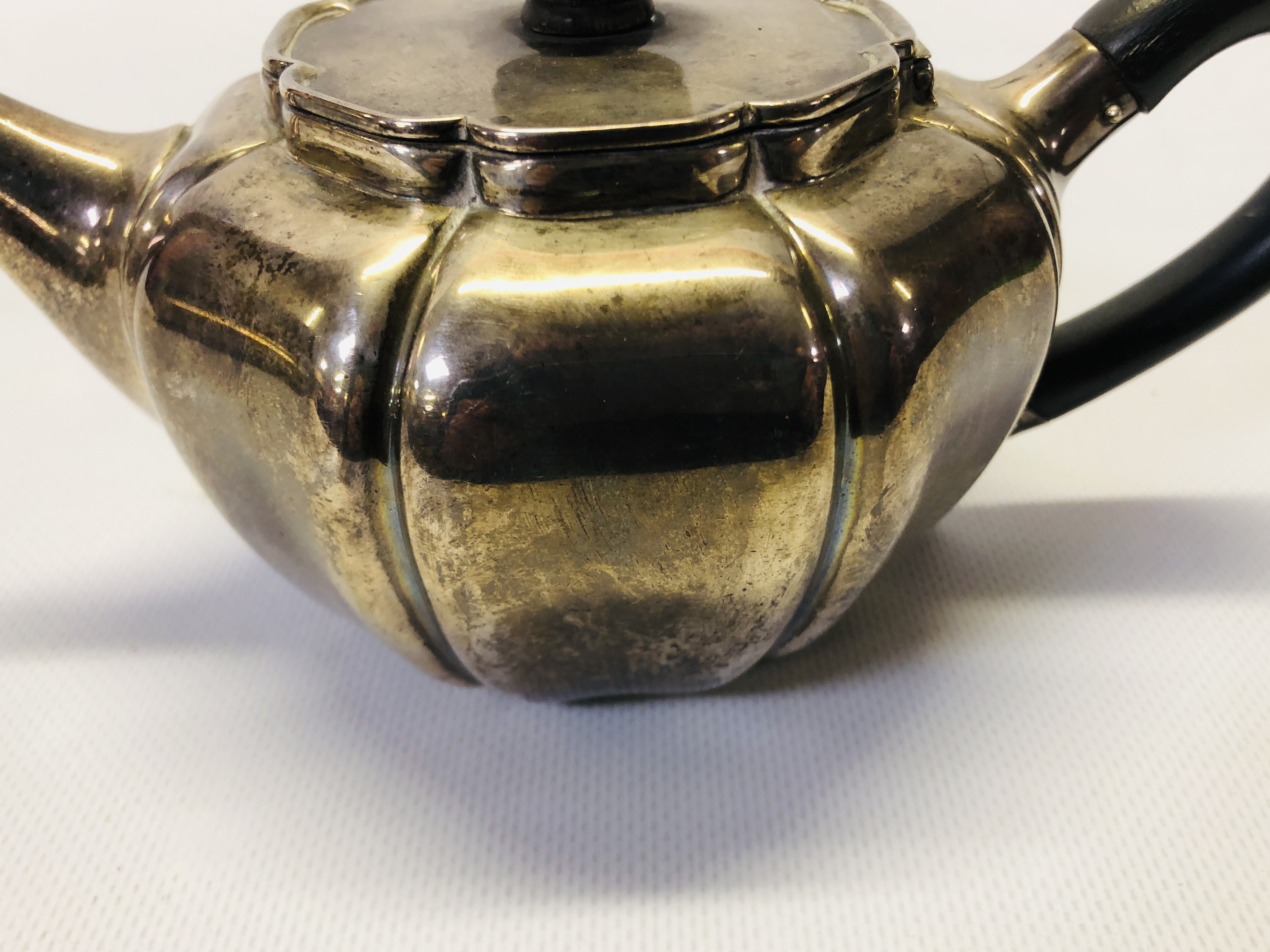 AN EDWARDIAN SILVER TEAPOT BY JOHN VANDER, LON. - Image 4 of 15