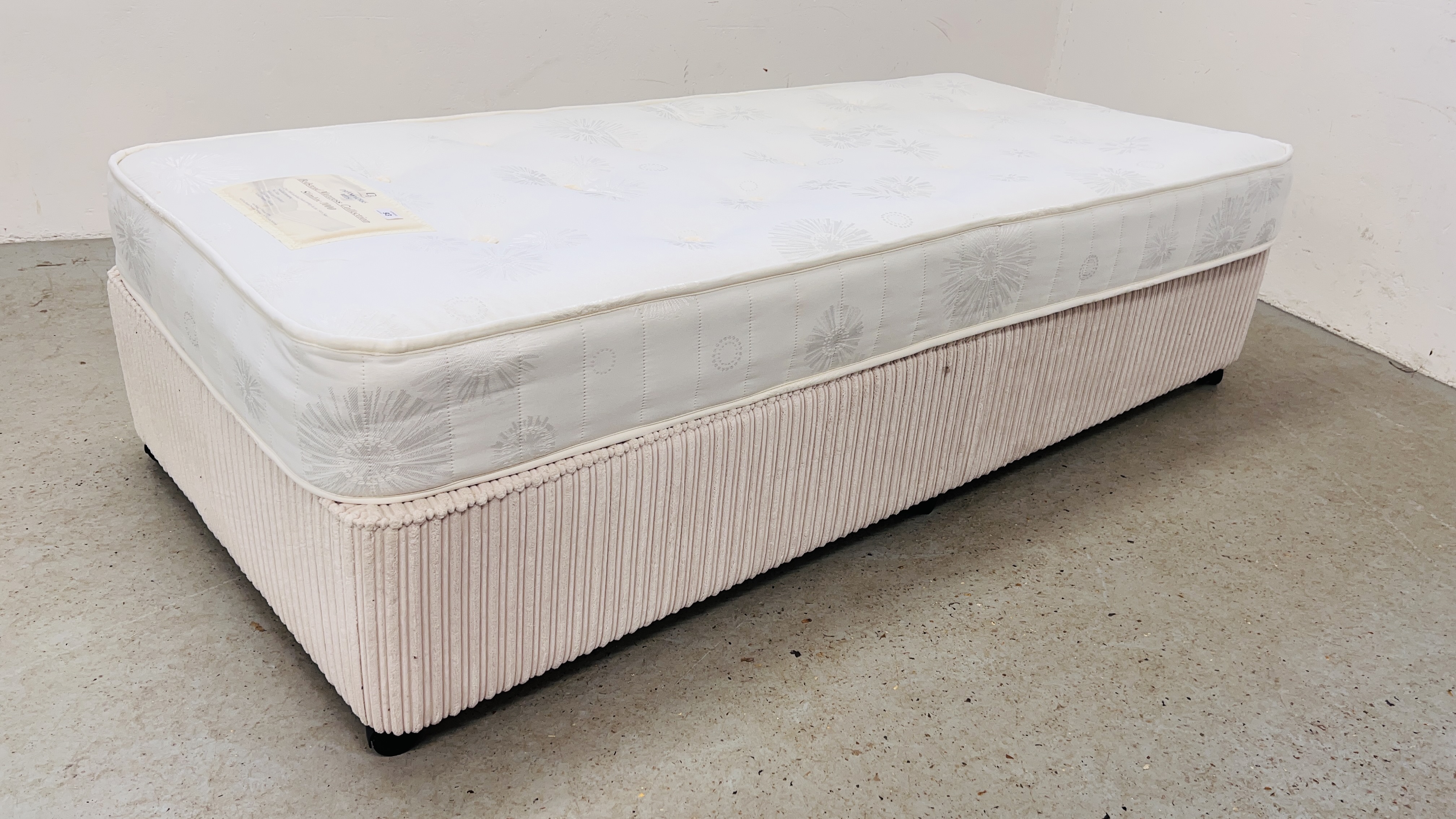 DREAM WORKS SINGLE DIVAN BED WITH POCKET SPRUNG MATTRESS. - Image 5 of 5