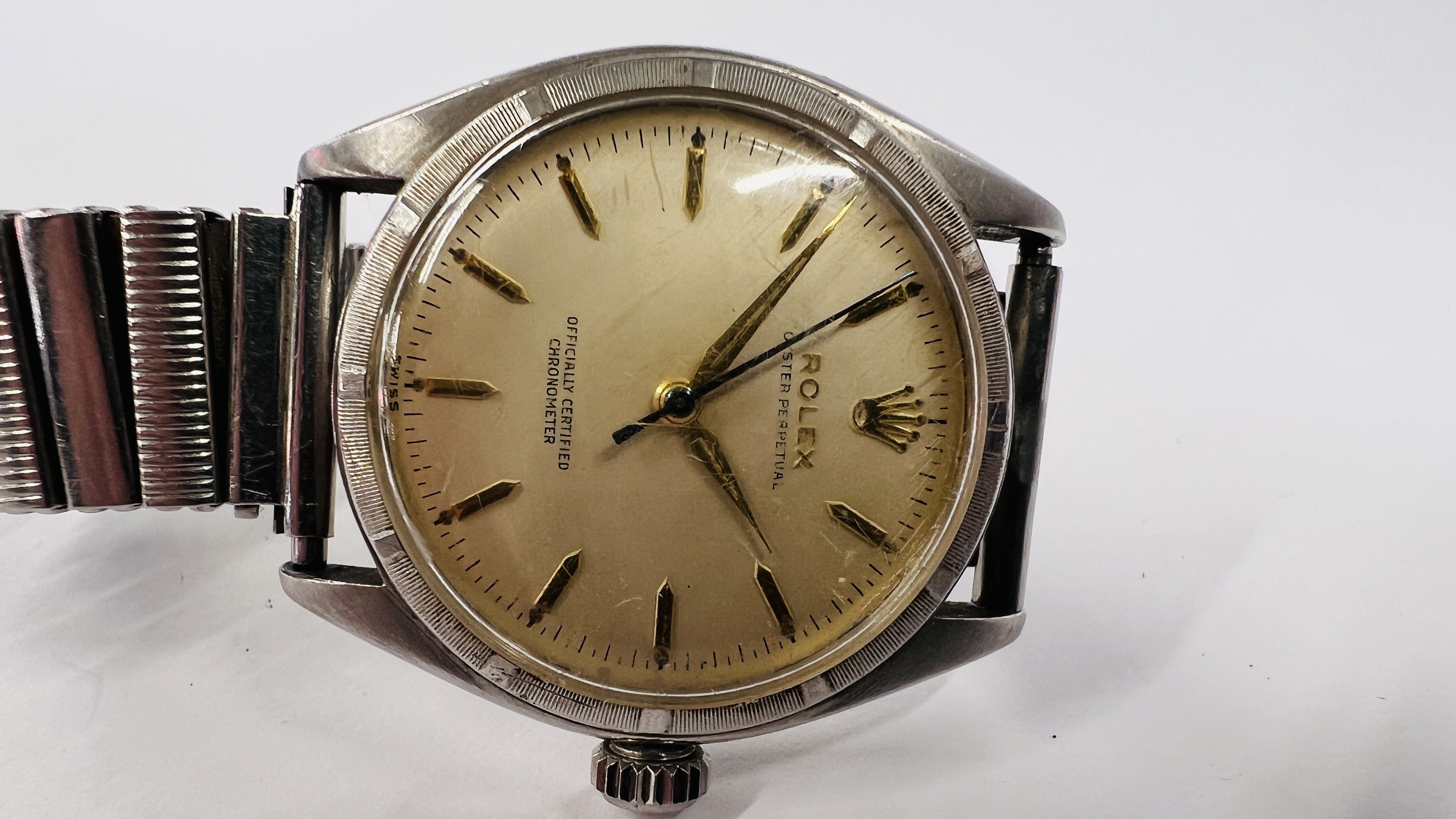 A 1960's ROLEX OYSTER PERPTUAL AUTOMATIC WRIST WATCH ON EXPANDABLE STRAP STAMPED 6085 MODEL F D E - Image 7 of 19