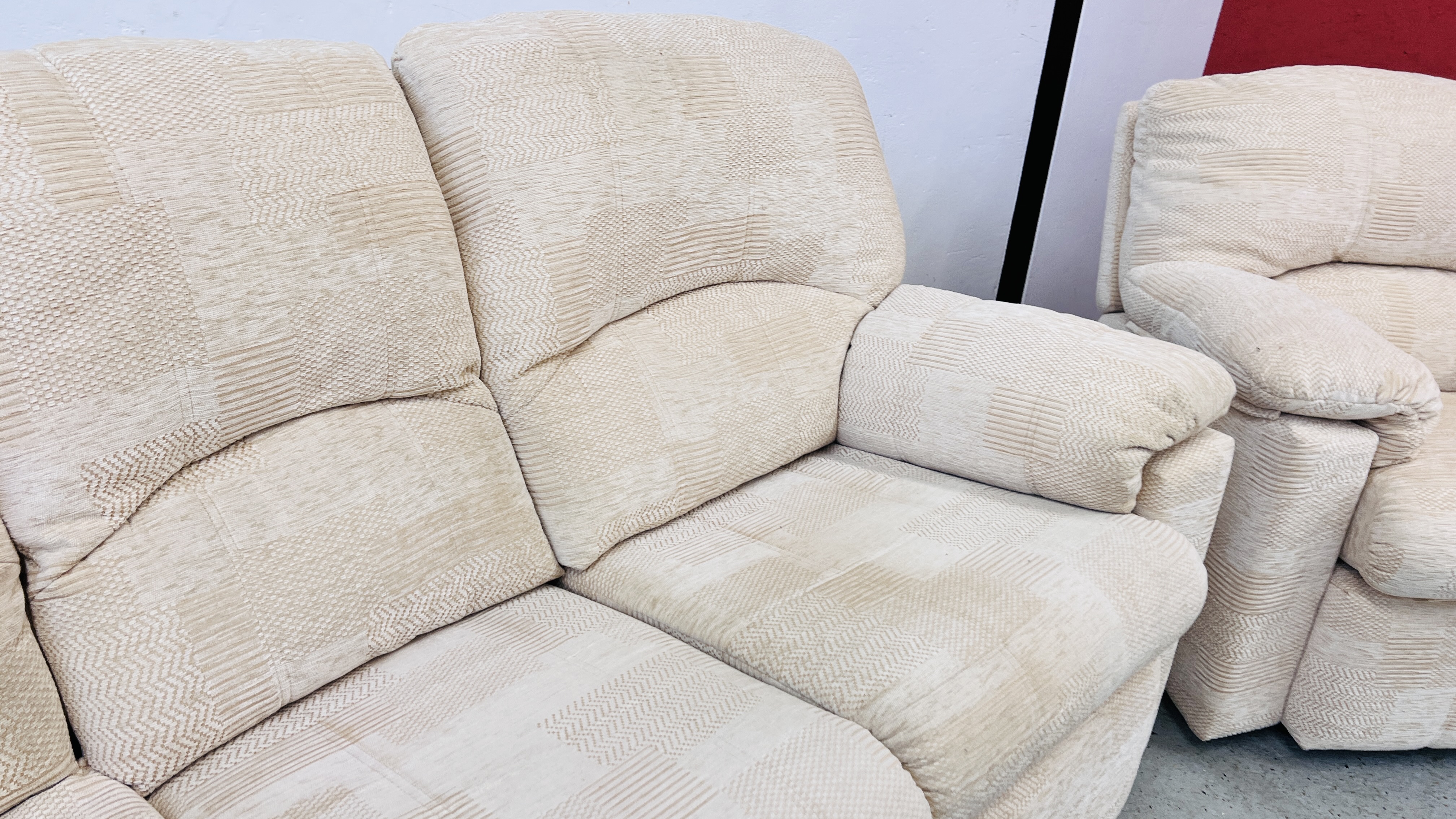 A GOOD QUALITY G PLAN OATMEAL UPHOLSTERED 3 PIECE SUITE COMPRISING OF 2 SEATER SOFA AND 2 ARM - Image 13 of 17
