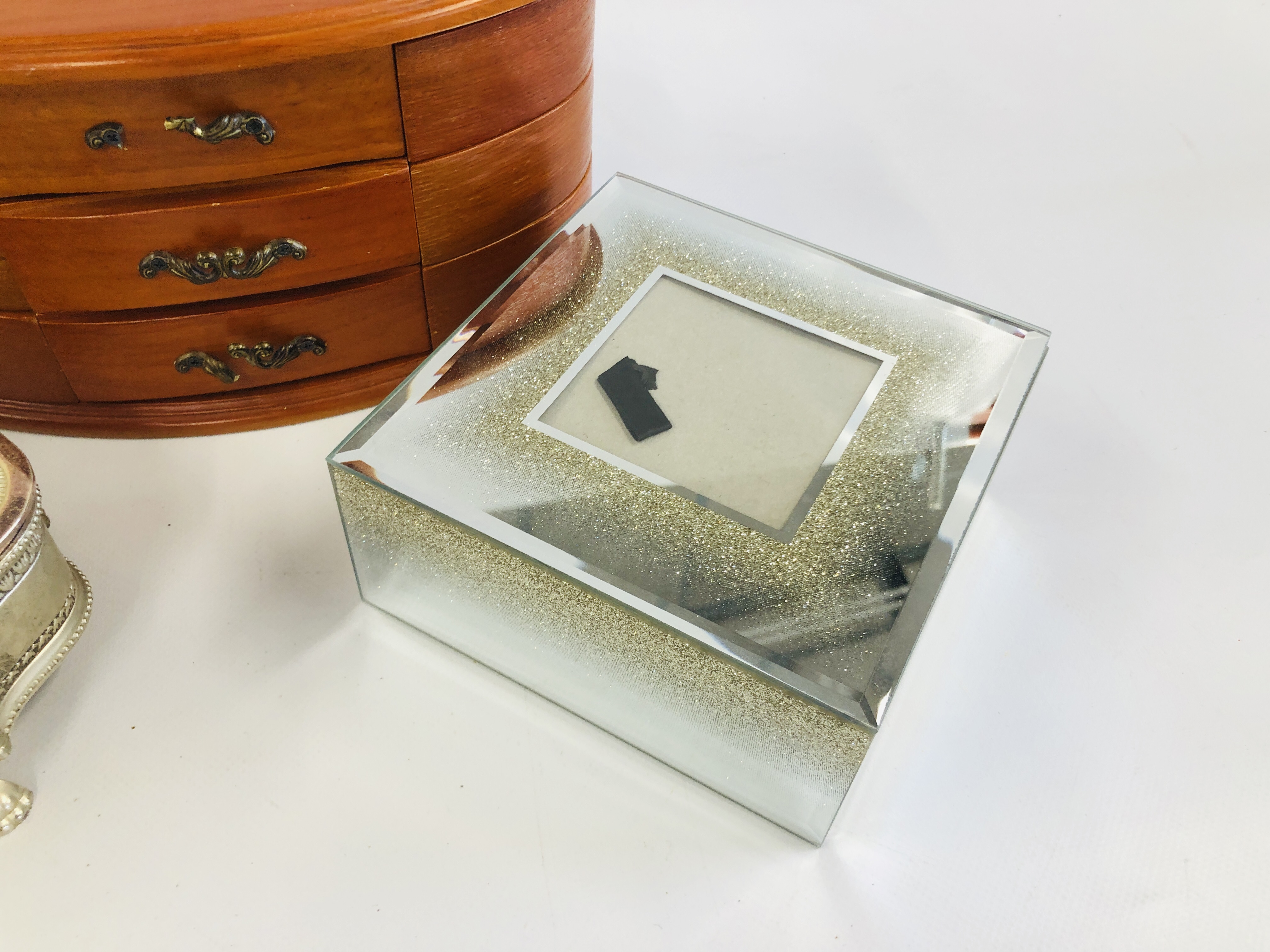 A GROUP OF 4 JEWELLERY BOXES AND CONTENTS TO INCLUDE AN EXTENSIVE COLLECTION OF COSTUME AND SILVER - Image 15 of 15